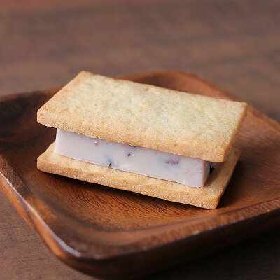 商品情報名称焼き菓子原材料名バター(北海道産),小麦粉,チョコレート(砂糖,ココアバター,全粉乳),ぶどう(山形県産),砂糖,アーモンドプードル,卵,塩,ラム酒/レシチン,香料(一部に乳成分・小麦・大豆・アーモンド・卵を含む)内容量1個賞味期限別途商品ラベルに記載保存方法要冷蔵,10℃以下で保存してください。製造者漆山果樹園　漆山和志　山形県南陽市松沢202-1ドライした自家栽培の高級黒玉ぶどうをホワイトチョコレートと合わせ、サクッとほどけるクッキー生地で挟みました♪