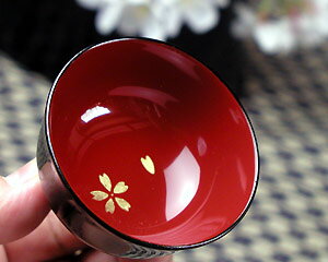 酒器・ぐい飲み桜花　栃の木くりぬき漆塗り【木曽の漆器よし彦】