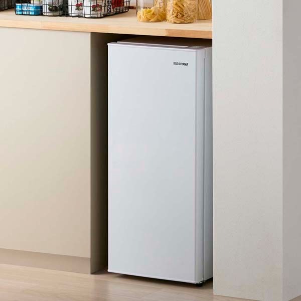 ウルトラぎおん楽天市場店の冷凍庫 アイリスオーヤマ 64L 前開き 右開き 1ドア スキマックス 幅スリム35.6cm ホワイト IUSN-S6A-W セカンド冷凍庫 自動霜取り 【/srm】｜アングル3