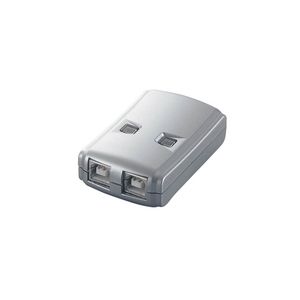 2台のパソコンで1台のUSBプリンタやストレージ機器を切り替えて使用できる切替器。USB2.0準拠。■2台のパソコンで1台のUSBプリンタやストレージ機器を切り替えて使用できる切替器。 ■USB2.0対応。バスパワー動作。 ■常時PCとの通信を行っているタイプのプリンタでは、切替不良が起きる可能性があります。■サイズ：W46mm×D67mm×H18.5mm ■重量：35.5g ■規格：USB2.0 ■インターフェース：USB ■ダウンストリームポート：1 ■アップストリームポート：2 ■BUS power：○ ■対応OS：Windows98/Me/2000/XP ■電源：バスパワー駆動 ■動作環境：接続するUSB機器がバスパワー駆動である場合、350mA以下の消費電力であること。 ■最大通信速度：480Mbps ■付属品：USBケーブル2本