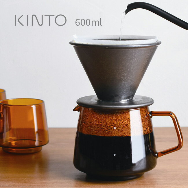 KINTO キントー SEPIA ジャグ 4cups アンバーの解説 どこか懐かしいアンティーク品のようなセピアカラーのジャグ。 ■見た目にもアクセントになる四角い持ち手は、ジャグを持ち上げたときに指が滑りにくく持ちやすい設計です。 ■スタッキングもできるから省スペースで安定して収納できます。 ■耐熱ガラス製で食洗機、電子レンジどちらも対応しています。 KINTO キントー SEPIA ジャグ 4cups アンバーの詳細 商品名： KINTO キントー SEPIA ジャグ 4cups アンバー 説明： ポット 耐熱ガラス ドリップ ガラスポット セピア 水差し 急冷式 アイスコーヒー 4杯分 スタック 電子レンジ対応 食洗機対応 レトロ アンティーク風 広口 取っ手付き シンプル プレゼント 用途・場所： おしゃれ 自宅 来客 おもてなし お家カフェ リラックスタイム カフェ風 コーヒー ドリップコーヒー カテゴリー： カラフェ ドリンクポット 色： アンバー 形状： ガラス サイズ： 600ml 大きいサイズ 大きい 大きめ ビッグサイズ ビッグ サイズ 大容量 種類： スタッキング 目盛り付き セピア 4杯分 対象： 大人 おとな パパ ママ 父 母 お父さん お母さん 祖父 祖母 おじいちゃん おばあちゃん メンズ レディース 男性 女性 ギフト用途： 景品 プチギフト プレゼント交換 自分用生産国 中国 サイズ（約） 直径9.5×幅（持ち手含む）15.5×奥行11.5×高さ10cm 容量（約） 600ml 満水容量（約） 750ml 重量（約） 200g 材質 耐熱ガラス 仕様 食洗機対応、電子レンジ対応 備考 ※ジャグの目盛りは 2杯分（300ml）と4杯分（600ml）の目安です。※重量は商品の特性上、多少の誤差があります。 商品状態について ※材質の特性で個体差がある場合がございますが、商品は全てメーカーにて検品のうえ良品と判断されたものを出荷させて頂いております。こちらの理由での返品・交換はお受けできませんので予めご了承下さいませ。 注意 ※ディスプレイの環境上、実際のカラーが再現できない場合がございます。 KINTO商品一覧はこちらから キントー SEPIA ジャグ 2cups アンバー ▼ご注文前に必ずご確認下さい。詳細はアイコンをクリック！