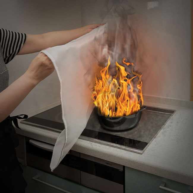 ＼特典あり／ファイヤーブランケット 90×90cm　QT-232　1978059[防災グッズ 防火 グッズ 防災用品 防火シート ガラス繊維 火消しシート 防火グッズ 防火ブランケット 防火布 防炎シート 不燃シート 耐火シート コンロ 台所]のサムネイル