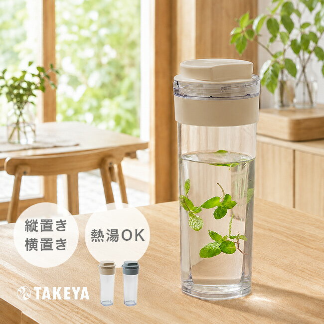 冷水筒 スリムジャグ 1.1Lの解説 ■縦横どちらも置ける 容量1.1Lのスリム設計で、ドアポケットに美しく収まります。 密閉性が高く横置きも可能なため、冷蔵庫の空きスペースを無駄にしません。 置き方を柔軟に変えられて、庫内がすっきり片付きます。 ■熱湯対応で手入れも楽 耐熱温度100度をクリアし、沸かしたてのお茶を直接注げます。 底まで手が届く広口設計に加えてパーツ分解も容易で、洗浄に手間取りません。 フタは握りやすい形状を追求しており、軽い力でスムーズに開閉可能です。 ■安定感のある日本製 上部は洗いやすい円筒型、下部は転がりにくい四角型を採用しました。 透明なボトルは中身の残量をひと目で把握できて便利です。 落ち着いた2色を展開、自宅やオフィスなど置く場所を選ばずなじみます。 冷水筒 スリムジャグ 1.1Lの詳細 商品名： 冷水筒 スリムジャグ 1.1L 説明： 麦茶ポット ピッチャー 冷水ポット 水差し スリム おしゃれ 日本製 耐熱 ウォータージャグ 冷蔵庫 ポケット ドアポケット 縦置き 横置き 熱湯対応 ウォーターポット 冷蔵庫収納 ドアポケットにぴったり 用途・場所： お茶 水 冷水 冷茶 ジャグ 水筒 クリアボトル 透明ボトル オフィス 自宅 来客 おもてなし カテゴリー： 麦茶ポット ピッチャー ウォーターボトル ボトル ドリンクボトル ポット 水ボトル 水ピッチャー お茶ポット 冷茶ポット ドリンクピッチャー ドリンクポット 色： 透明 クリア ニュアンスカラー ベージュ グレー 形状： 底 四角 円筒 種類： 横置きできる 熱湯OK シンプル 広口 洗いやすい 洗える お手入れ簡単 パッキン付き 完全密閉 漏れない 持ち手なし 横にできる 密閉ボトル オシャレ シンプル 簡単 便利 かわいい 北欧 韓国 風 デザイン 熱湯が注げる冷水筒 対象： 一人暮らし 二人暮らし 夫婦 カップル ギフト用途： ギフト プレゼント 贈り物 人気 おすすめ 新築祝いサイズ（約） ［上部（丸型）］直径10cm（注ぎ口含む：11cm）［下部（角型）］幅7.1cm×奥行7.1cm［高さ］26.5cm 重量（約） 305g 容量（約） 1.1L 素材 ［本体］AS樹脂［フタ・スリーブ］ポリプロピレン［パッキン］シリコン樹脂 耐熱温度 ［本体］100度［蓋・スリーブ］120度［パッキン］140度 耐冷温度 ［本体・蓋・スリーブ・パッキン］-20度 生産国 日本 備考 ※食器洗い乾燥機、電子レンジは使用不可です。 注意 ※ディスプレイの環境上、実際のカラーが再現できない場合がございます。※パッケージは予告なく変更する場合がございます。