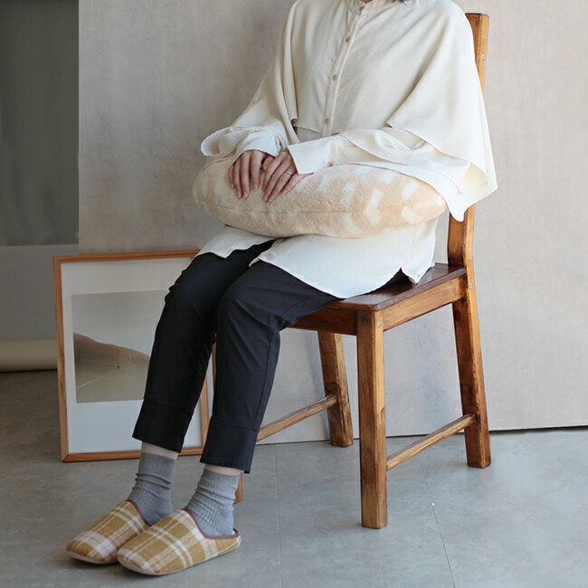 ◎Le bois ルボア 豆型クッション 柄[クッション 肘置き おしゃれ 北欧 風 ふわふわ かわいい 可愛い 気持ちいい 膝上 豆型 三日月 形 スマホ ゲーム 読書 パソコン 腕 肘 楽な姿勢 楽 姿勢] [3]