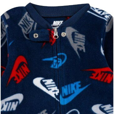 【送料無料+月末割引クーポン配布中】 NIKE ナイキ 男の子用大きなSwooshロゴの総柄が可愛いAOPフリース足つきカバーオール(Obsidian) ロンパース ジャンプスーツ パジャマ 出産祝い 【楽ギフ_包装選択】