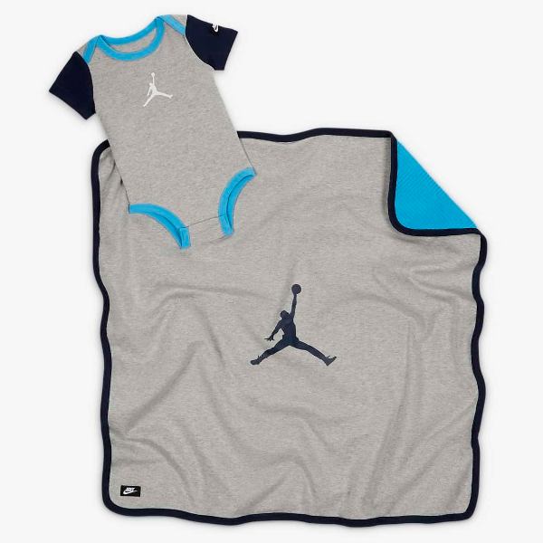 【ニコニコ割引対象】【送料無料】 NIKE ナイキ ジョーダン 男の子用Jordan Jumpman ボディースーツxブランケット出産祝い2点セット（Grey Heather） 男女兼用 ユニセックス ロンパース カバーオール 短肌着