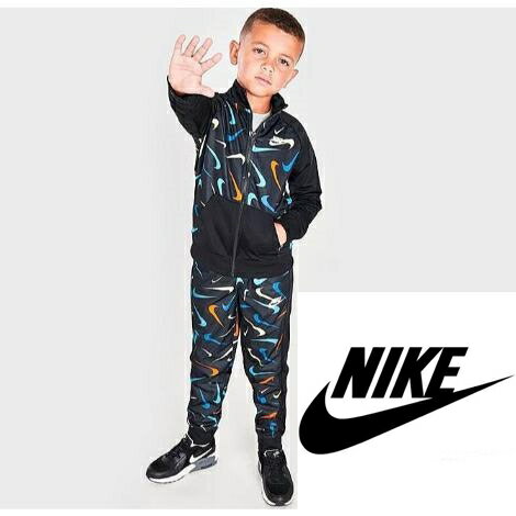 【ニコニコ割引対象】【送料無料】 nike ナイキ 男の子用Swoosh Tossプリントジャージ上下2点セット（Black/Multi） セットアップ 子供用セットアップ ベビー キッズ服 スウェットパンツ