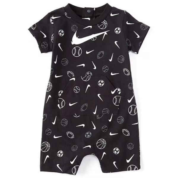 【ニコニコ割引対象】【送料無料】NIKE ナイキ 男の子用Sports Boy AOP半袖ロンパース（Black） カバーオール ジャンプスーツ 出産祝い