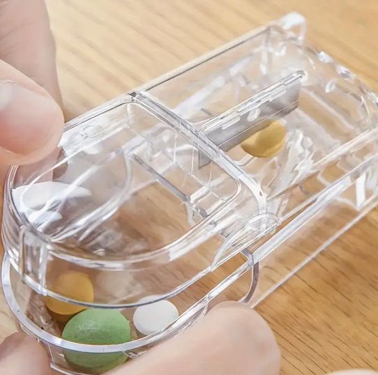 ピルオーカッター ケース クリア カッターとホルダー付き 携帯用旅行必需品 usagi333-10013543 良品家電 サンプル画像2