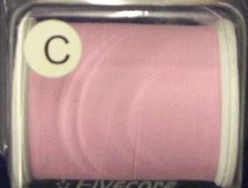 ジャストエースのポリエステルスレッドは、ナイロンスレッドに比べ（当社比）、紫外線による色あせやスレッドの強度低下など、劣化しにくく、糸の毛羽立ちも少なくなり、カラーもナイロンスレッドより安定して染色ができるため、「カラー」の安定供給が可能に...