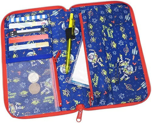 ※おまかせ便は、郵便物と同様にご自宅のポストへ投函されます。 従いまして、【代引き】【日時指定】は承れません。 ※おまかせ便の表記のない商品を同時にお買い求めの場合、宅配便となるため別途送料がかかります。 ※お届け日数は発送から3日から7日程かかります ※おまかせ便は、配達に関して補償がついておりません。配送後の配達未着・破損・紛失・盗難などの補償は一切承れません。 ご理解の上、お買い求めください ご心配な方は、【宅配便（別途送料かかります）】希望の旨をお伝えください。 【こちらの商品のラッピングは承っておりません】 ※　画像はあくまでも商品イメージになります。実際の商品と色や仕様が異なる場合がありますので、予め御了承ください。※おまかせ便は、郵便物と同様にご自宅のポストへ投函されます。 従いまして、【代引き】【日時指定】は承れません。 ※おまかせ便の表記のない商品を同時にお買い求めの場合、宅配便となるため別途送料がかかります。 ※お届け日数は発送から3日から7日程かかります ※おまかせ便は、配達に関して補償がついておりません。配送後の配達未着・破損・紛失・盗難などの補償は一切承れません。 ご理解の上、お買い求めください ご心配な方は、【宅配便（別途送料かかります）】希望の旨をお伝えください。 【こちらの商品のラッピングは承っておりません】 ※　画像はあくまでも商品イメージになります。実際の商品と色や仕様が異なる場合がありますので、予め御了承ください。 様々な収納がついたマルチケース☆約11×15cmの母子手帳を収納できます。持ち運びに便利な持ち手付き♪ サイズ 約W240×H150×20mm（閉じた状態） 個装サイズ：15×24×2cm 重量 約105g 個装重量：105g 素材・材質 ポリエステル、ナイロン、合成ゴム 製造国 中国