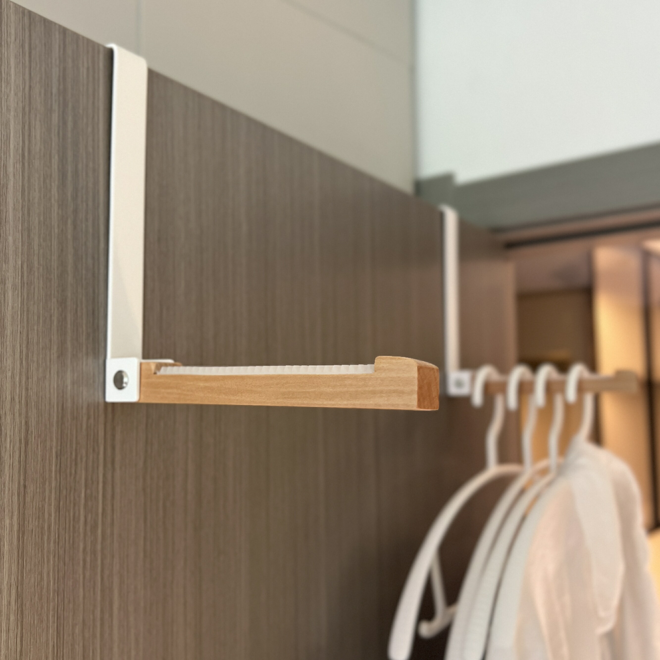 【木製&金属製 ドアハンガー】 ドア掛けハンガー ドアフック 室内干し 使わない時畳める チームアイロン掛けに便利 インテリアに馴染む 2個セット