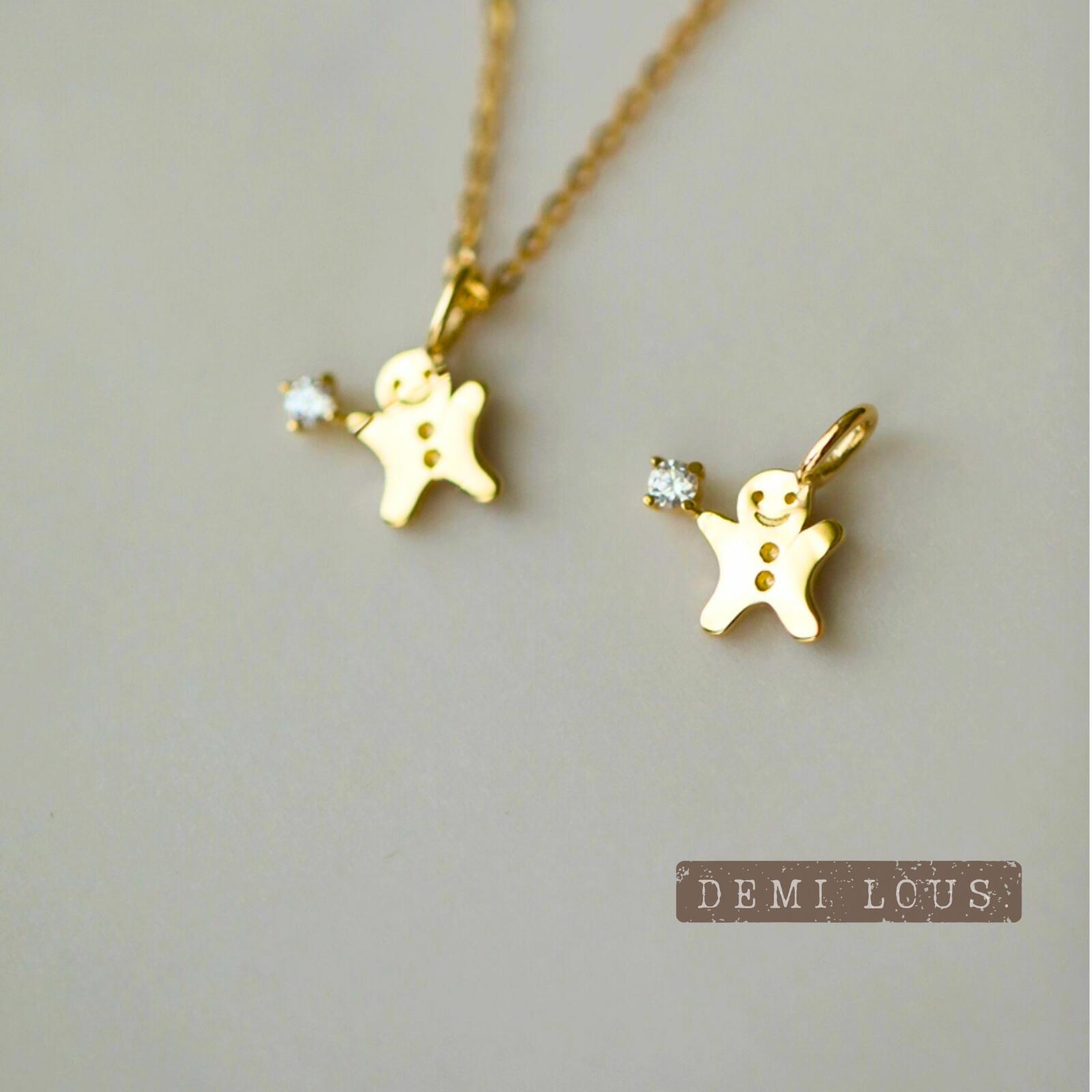 9Kゴールド ジンジャーブレッドマンチャーム 小さな光を抱くように輝く キュービックジルコニア付き 上..