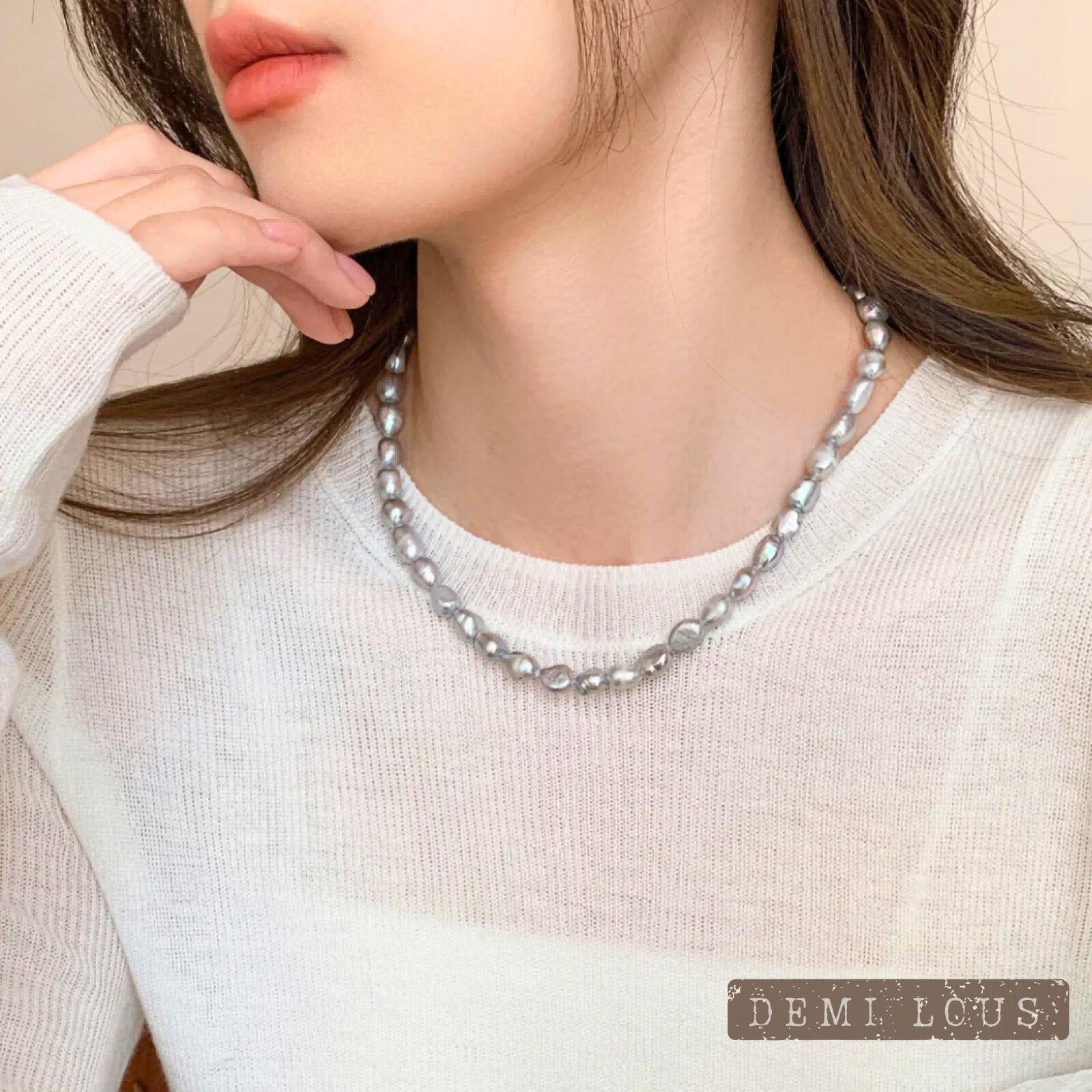 グレーカラー バロックパール ネックレス レディース 天然淡水パールの柔らかな光沢と上品な銀灰色が魅力。秋冬のニットやシャツにぴったりの大人上品なデザイン。金具を前にしても着けられる2WAY仕様。