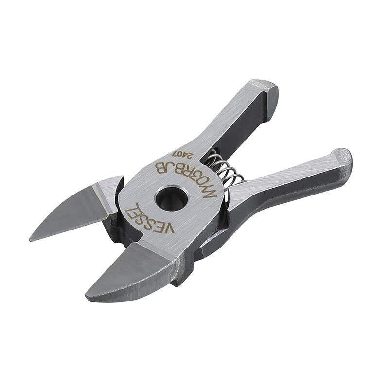 ※こちらの商品はブレードのみとなります。本体は別売となります。 超硬合金の刃をロウ付けして、耐久性を向上させた金属切断用ストレート刃（フラット刃）。 BJタイプの逆刃。超硬チップ付。 品　番：NY03RBJB サイズ：a：21mm　b：7mm　c：4.5mm　d：10.5mm　e：3mm　L：48mm　 重　量：17g 材　質：超硬チップ付 適応機種：（GT-）NY03GR（-4）、NF03 切断能力：銅線：Φ1.0mm　鉄線：Φ0.5mm 入　数：1台 エアーニッパー、ニッパー、ブレード、刃、超硬刃類似商品はこちらブレードのみ エアーニッパー ブレード 金属用19,130円ブレードのみ エアーニッパー ブレード 金属用21,550円ブレードのみ エアーニッパー ブレード 金属用20,560円ブレードのみ エアーニッパー ブレード 金属用19,570円ブレードのみ エアーニッパー ブレード 金属用10,920円ブレードのみ エアーニッパー ブレード 金属用9,880円ブレードのみ エアーニッパー ブレード 樹脂用8,400円ブレードのみ エアーニッパー ブレード 樹脂用7,750円ブレードのみ エアーニッパー ブレード 樹脂用17,210円新着商品はこちら2026/9/11ホルダー 熊撃退スプレー専用ホルスター 熊一目3,370円2026/9/11ホルダー 熊撃退スプレー専用ホルスター カウン3,370円2026/9/11ホルダー 熊撃退スプレー専用ホルスター カウン25,030円再販商品はこちら2026/9/10スノーシュー アルミ スノーシュー L-58 11,570円2026/9/10スノーシュー アルミ スノーシュー M-53 10,590円2026/9/10アクリルプレートKR コバルト 50x105m960円2026/09/11 更新金属線材の切断に最適な超硬ブレード！