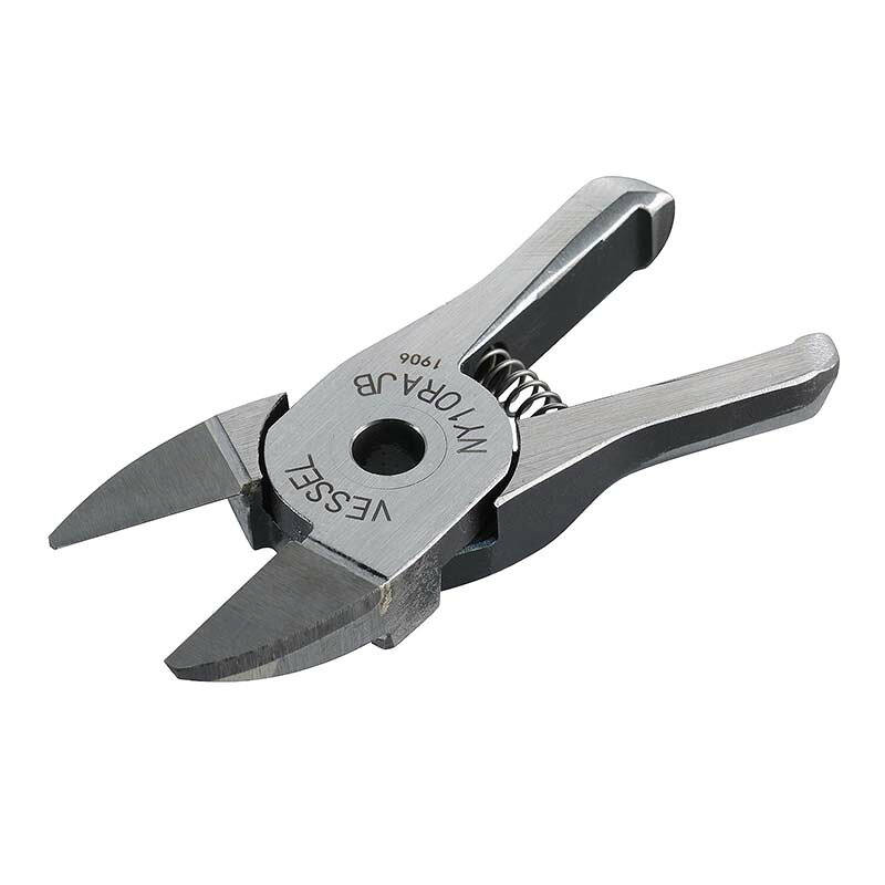 ※こちらの商品はブレードのみとなります。本体は別売となります。 刃先が傾いていない直立ブレード。 ゲートに対して直角に当てることができる。 超硬チップをロウ付けしており、硬質樹脂やガラス繊維が含まれた樹脂の切断に適している。 AJBタイプの逆刃。 品　番：NY10RAJB サイズ：a：24mm　b：7.2mm　c：5mm　d：13.5mm　e：6mm　L：57mm　 重　量：28g 材　質：超硬チップ付 適応機種：（GT-）NY10R（-4）、NY10GR（-4）、NY10S、NF10 切断能力：軟質樹脂：Φ3.5mm　硬質樹脂：Φ2.3mm 入　数：1台 エアーニッパー、ニッパー、ブレード、刃、超硬類似商品はこちらブレードのみ エアーニッパー ブレード 樹脂用17,210円ブレードのみ エアーニッパー ブレード 樹脂用19,840円ブレードのみ エアーニッパー ブレード 樹脂用18,380円ブレードのみ エアーニッパー ブレード 樹脂用17,630円ブレードのみ エアーニッパー ブレード 樹脂用17,210円ブレードのみ エアーニッパー ブレード 樹脂用19,840円ブレードのみ エアーニッパー ブレード 樹脂用18,380円ブレードのみ エアーニッパー ブレード 樹脂用8,550円ブレードのみ エアーニッパー ブレード 樹脂用7,920円新着商品はこちら2026/9/11ホルダー 熊撃退スプレー専用ホルスター 熊一目3,370円2026/9/11ホルダー 熊撃退スプレー専用ホルスター カウン3,370円2026/9/11ホルダー 熊撃退スプレー専用ホルスター カウン25,030円再販商品はこちら2026/9/10スノーシュー アルミ スノーシュー L-58 11,570円2026/9/10スノーシュー アルミ スノーシュー M-53 10,590円2026/9/10アクリルプレートKR コバルト 50x105m960円2026/09/11 更新カット残りを出さない、高精度ゲートカット！
