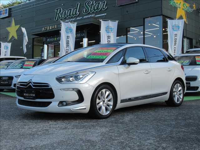 DS5 シック（シトロエン）【中古】 中古車 コンパクトカー ホワイト 白色 2WD ガソリン