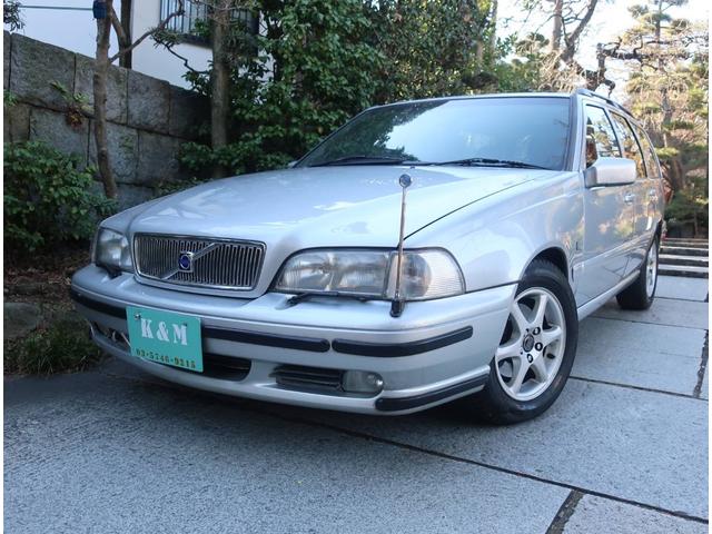 V70 クラシック（ボルボ）【中古】 中古車 ステーションワゴン ゴールド・シルバー 金色 銀色 2WD ガソリン