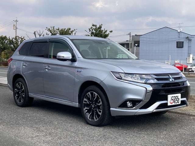 アウトランダーPHEV Gナビパッケージ（三菱）【中古】 中古車 SUV・クロカン ゴールド・シルバー 金色 銀色 4WD プラグインハイブリッド