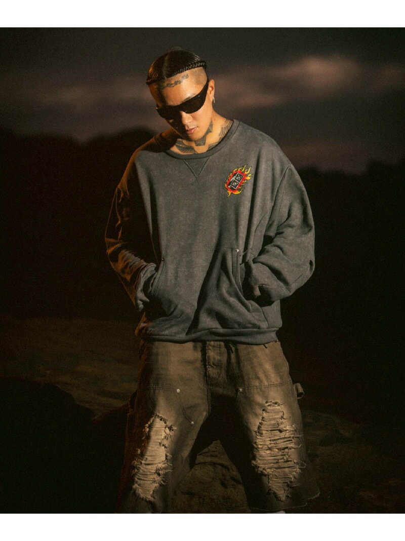 【予約商品について】 ※「先行予約販売中」「予約販売中」をご注文の際は予約商品についてをご確認ください。■重要なお知らせ※ 当店では、ギフト配送サービス及びラッピングサービスを行っておりません。ラッピング・ギフト配送について同時に複数の商品を注文された場合メーカー希望小売価格についてご利用ガイドROYAL FLASH（ロイヤルフラッシュ）FR(13)NDS × Ed Hardy/フレンズ × エド・ハーディ/コラボスウェットEd Hardy自体は、タイトフィットが多いですがFR(13)NDSとコラボした事でビックシルエットの裏毛スウェットになっています。脇下に切り替えが入り、身幅を広く仕上げています。肘部分にはダーツが、入り立体感を演出。フロントにはリベット付きポケットもアクセントになっています。製品にケミカルウォッシュ加工を施し、独特の色ムラやユーズド感を出しています。胸とバックのラインストーンが輝き、Ed Hardyらしいデザインが目を惹きます。同素材のSWEAT PANTS(品番:7875910260)とセットアップでも着用頂けます。※モデル着用写真は外光や照明の関係により、実際よりも色味が違って見える場合があります。またパソコン・スマートフォンなどの環境により、若干製品と画像のカラーが異なる場合もございます。※商品の色味は、商品画像をご参照ください。FR(13)NDS/フレンズ「恐怖」・「不吉」を連想させる一方で「パワーの象徴」・「もう1つ上の世界」など、様々な感情、表情を持ち合わせた未知の数字。それが(13)である。互いの個性を認め合い、常に新しいものへと進化を続け、高め合える仲間でありたい。そんな思い込めた「FR(13)NDS」。無数の仲間のフィルターを通して見えてくる新しいもの・コトを共感し共有することにより自由に表現し合えるブランド。素材やシルエットへのこだわりと共に、ディティールやプリントなど遊び心も取り入れ、様々な感情や表現を持った服（仲間）。型番：787-5930224-020-20 QN9226【採寸】M：バスト128cm、着丈67cm、肩幅57cm、袖丈63cm、身幅64cmL：バスト134cm、着丈68cm、肩幅60cm、袖丈64cm、身幅67cm商品のサイズについて【商品詳細】中国製素材：(表生地)コットン100%サイズ：M、L洗濯機可、ドライクリーニング不可※画面上と実物では多少色具合が異なって見える場合もございます。ご了承ください。商品のカラーについて