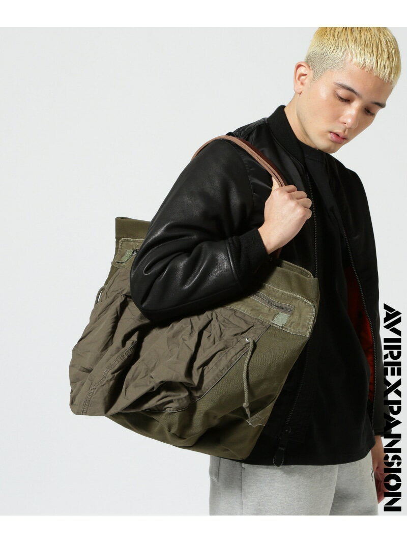 AVIREX（アヴィレックス）《AVIREX * EXPANSION》 FIELD JACKET REMAKE TOTE BAG / フィールドジャケット リメイク トー《AVIREX×EXPANSION》FIELDJACKETREMAKETOTEBAG/フィールドジャケットリメイクトートバック商品説明【EXPANSIONNY】「多くの人がそれぞれのビジョンを広げることを願う。」この想いを形にするため、2002年“EXPANSIONNY”はニューヨークで誕生しました。常に遊び心やストーリーを感じるデザイン、生地・産地へのこだわりなど、様々要素が混じり合う“EXPANSIONNY”独自の世界観の中で体現されています。【AVIREX/アヴィレックス】1975年にアメリカ空軍のコントラクターとして創業し、フライトジャケットを供給した事でその認知度を飛躍的に高めたAVIREXは、1985年、デザインへの不屈の精神でスポーツカジュアルにも進出した。AVIREXVARSITYは、"古き良きアメリカ"をテーマにしたスポーツラインで、アヴィレックスならではのカラーリングと独創的なグラフィックデザインがHIPHOPシーンを中心とした人気アーティストやスポーツ選手に好んで着用され、米国の若者のステータスブランドへと拡大した。クラシカルでありながらもどんなシーンでも色褪せないAVIREXVARSITYのウェアは、性別や国籍を問わず、アメリカンヒーローの精神を信じるすべての人たちに今も支持され続けている。型番：783-3276007-310-42 JT5384【採寸】F：横(上)58cm、横(底)31cm、高さ38cm、マチ29cm、取手の長さ54cm商品のサイズについて【商品詳細】中国製素材：（本体）ポリエステル100%（別布部分）コットン100%（皮革部分）牛革サイズ：F家庭での洗濯不可、ドライクリーニング不可※画面上と実物では多少色具合が異なって見える場合もございます。ご了承ください。商品のカラーについて 【予約商品について】 ※「先行予約販売中」「予約販売中」をご注文の際は予約商品についてをご確認ください。■重要なお知らせ※ 当店では、ギフト配送サービス及びラッピングサービスを行っておりません。ご注文者様とお届け先が違う場合でも、タグ（値札）付「納品書 兼 返品連絡票」同梱の状態でお送り致しますのでご了承ください。 ラッピング・ギフト配送について※ 2点以上ご購入の場合、全ての商品が揃い次第一括でのお届けとなります。お届け予定日の異なる商品をお買い上げの場合はご注意下さい。お急ぎの商品がございましたら分けてご購入いただきますようお願い致します。発送について ※ 買い物カートに入れるだけでは在庫確保されませんのでお早めに購入手続きをしてください。当店では在庫を複数サイトで共有しているため、同時にご注文があった場合、売切れとなってしまう事がございます。お手数ですが、ご注文後に当店からお送りする「ご注文内容の確認メール」をご確認ください。ご注文の確定について ※ Rakuten Fashionの商品ページに記載しているメーカー希望小売価格は、楽天市場「商品価格ナビ」に登録されている価格に準じています。 商品の価格についてAVIREXAVIREXのその他のバッグバッグご注文・お届けについて発送ガイドラッピンググッズ3,980円以上送料無料ご利用ガイド