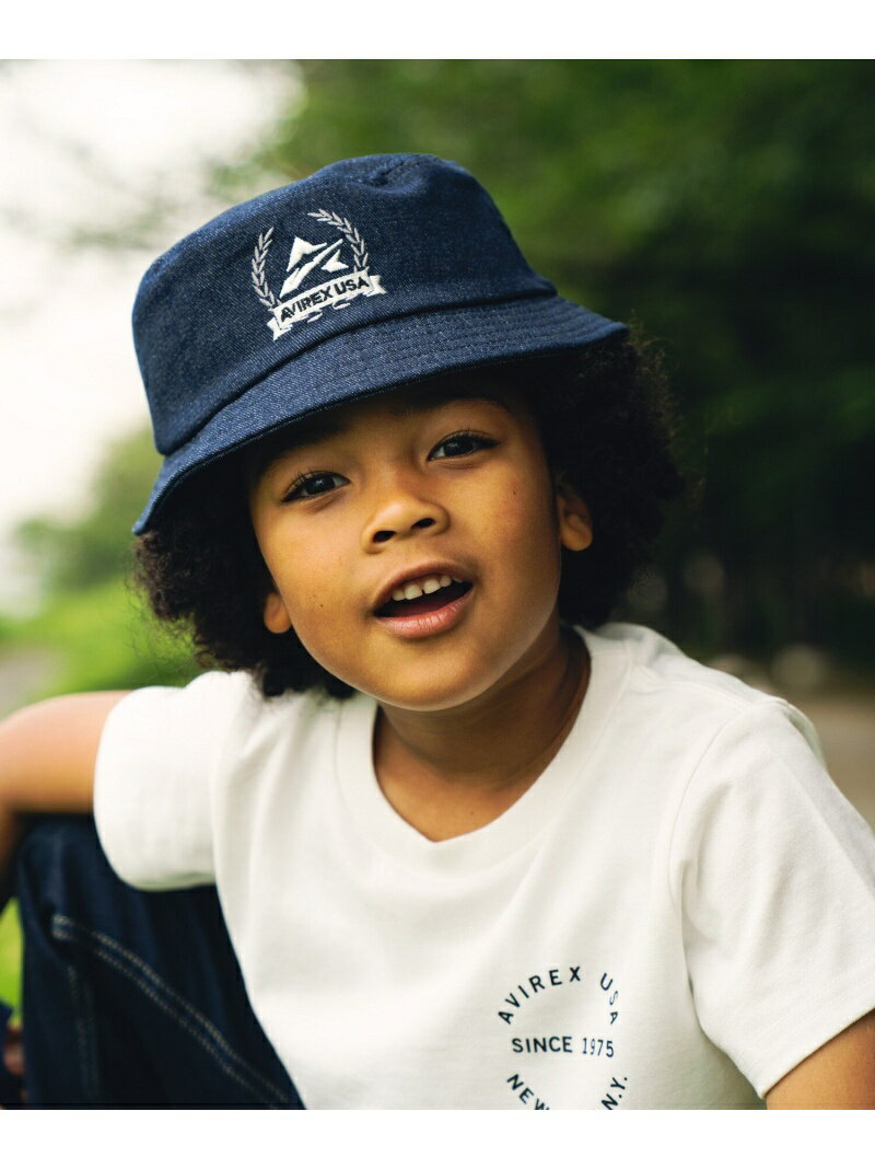 AVIREX（アヴィレックス）《KIDS》A STAR DENIM HAT/Aスター デニムハット/キッズハットフロントにブランドでも人気のアイコンであるA-STARのモチーフに刺繍を施したKIDS用のバケットハット。【AVIREX/アヴィレックス】1975年にアメリカ空軍のコントラクターとして創業し、フライトジャケットを供給した事でその認知度を飛躍的に高めた。ミリタリーに起源を持つアヴィレックスは、機能的なデザインが醸し出す特有の美しさに支えられている。その個性的な表情は、映画「インディー・ジョーンズ」「トップガン」「メンフィスベル」などのスクリーンでも活躍し、喝采を浴びた。その無駄の無いデザイン、ノスタルジックな味わいは今なお世界中の多くの人々から支持され続けている。型番：783-3174951-367-42 HC4439【採寸】F：高さ7cm、つば4cm、頭周り57cm商品のサイズについて【商品詳細】中国製素材：（表生地）コットン レーヨン その他サイズ：F手洗い、ドライクリーニング不可※画面上と実物では多少色具合が異なって見える場合もございます。ご了承ください。商品のカラーについて 【予約商品について】 ※「先行予約販売中」「予約販売中」をご注文の際は予約商品についてをご確認ください。■重要なお知らせ※ 当店では、ギフト配送サービス及びラッピングサービスを行っておりません。ご注文者様とお届け先が違う場合でも、タグ（値札）付「納品書 兼 返品連絡票」同梱の状態でお送り致しますのでご了承ください。 ラッピング・ギフト配送について※ 2点以上ご購入の場合、全ての商品が揃い次第一括でのお届けとなります。お届け予定日の異なる商品をお買い上げの場合はご注意下さい。お急ぎの商品がございましたら分けてご購入いただきますようお願い致します。発送について ※ 買い物カートに入れるだけでは在庫確保されませんのでお早めに購入手続きをしてください。当店では在庫を複数サイトで共有しているため、同時にご注文があった場合、売切れとなってしまう事がございます。お手数ですが、ご注文後に当店からお送りする「ご注文内容の確認メール」をご確認ください。ご注文の確定について ※ Rakuten Fashionの商品ページに記載しているメーカー希望小売価格は、楽天市場「商品価格ナビ」に登録されている価格に準じています。 商品の価格についてAVIREXAVIREXのその他の帽子帽子ご注文・お届けについて発送ガイドラッピンググッズ3,980円以上送料無料ご利用ガイドこの商品はセール商品のため返品・交換対象外です詳細はこちら &gt;&gt;