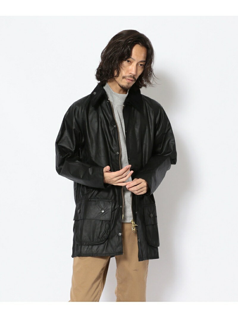 BEAVER（ビーバー）BARBOUR (バブアー)BEAUFORT WAXED COTTON ビューフォート ワックスド コットン MWX0017BARBOUR｜レインBARBOUR(バブアー）BEAUFORTWAXEDCOTTONビューフォートワックスドコットンMWX00171982年に登場した「ビューフォート」は狩猟用のジャケット。ハンティングで仕留めた獲物を入れておける“Game（獲物）Pocket”や、自然に敬意を払いツィードスタイルで正装したカントリージェントルマンのジャケットも隠れるミドル丈が特徴です。また袖口の裏地は開閉可能で、狩猟時にすぐ腕まくりできる利点に加え、ジャケットの袖と干渉しない作りとなっています。【FABRIC】6オンスのワックスドコットン重すぎず軽すぎずの中間の重さの6オンス生地を採用。高い防水性はそのままに全天候向きで動きやすく、悪条件や激しい使用にも耐える厚さ。街着として普段使いはもちろん、ロングスパンで活躍してくれます。「ビデイル」「ビューフォート」など多くのモデルに用いられています。※お取扱上の注意防水オイルによる処理を施してあるという商品の特性上、ご使用方法によっては他のものに防水オイルが移染する可能性がございますので下記にご留意下さい。・電車や自動車などの乗り物に乗る場合は着用をお避け下さい。移染を避ける為、ワックスドクロス面が別の素材に触れないように、ジャケットを裏返して丸めておかれることをお勧めします。・シートや椅子に長時間放置すると移染する可能性があります。同様に、ワックスドクロス面が別の素材に触れないように、ジャケットを裏返して丸めておかれることをお勧めします。・長時間着用しているとパンツやスカートに移染する可能性があります。・保管においては、クローゼットのなかで他の衣料に直接密着する状態を避け、通気性のよい布にかぶせて保管ください。【Barbour/バブアー】英国上流階級のアウトドア・ライフスタイルを体現するブランドであるバブアーは、1894年、ジョン・バブアーによりイングランド北東部のサウスシールズで創業。北海の不順な天候の元で働く水夫や漁師、港湾労働者のために、オイルドクロスを提供したのが始まりでした。その革新的なオイルドクロス製の防水ジャケットは耐久性が高く、瞬く間にバブアーの名声を広めていきました。第一次、第二次世界大戦中には、防水服を英国軍に供給しており、その高い機能性は、第二次世界大戦時、ジョージ・フィリップ大尉により、潜水艦ウルスラの公式搭乗員服として採用されたという逸話が証明しています。型番：793-3152002-010-52 FX1689【採寸】38：着丈82cm、身幅56cm、ゆき85.5cm40：着丈82.5cm、身幅61cm、ゆき87cm商品のサイズについて【商品詳細】イギリス製素材：-サイズ：38、40※画面上と実物では多少色具合が異なって見える場合もございます。ご了承ください。商品のカラーについて 【予約商品について】 ※「先行予約販売中」「予約販売中」をご注文の際は予約商品についてをご確認ください。■重要なお知らせ※ 当店では、ギフト配送サービス及びラッピングサービスを行っておりません。ご注文者様とお届け先が違う場合でも、タグ（値札）付「納品書 兼 返品連絡票」同梱の状態でお送り致しますのでご了承ください。 ラッピング・ギフト配送について※ 2点以上ご購入の場合、全ての商品が揃い次第一括でのお届けとなります。お届け予定日の異なる商品をお買い上げの場合はご注意下さい。お急ぎの商品がございましたら分けてご購入いただきますようお願い致します。発送について ※ 買い物カートに入れるだけでは在庫確保されませんのでお早めに購入手続きをしてください。当店では在庫を複数サイトで共有しているため、同時にご注文があった場合、売切れとなってしまう事がございます。お手数ですが、ご注文後に当店からお送りする「ご注文内容の確認メール」をご確認ください。ご注文の確定について ※ Rakuten Fashionの商品ページに記載しているメーカー希望小売価格は、楽天市場「商品価格ナビ」に登録されている価格に準じています。 商品の価格についてBEAVERBEAVERのブルゾン・ジャンパージャケット・アウターご注文・お届けについて発送ガイドラッピンググッズ3,980円以上送料無料ご利用ガイド