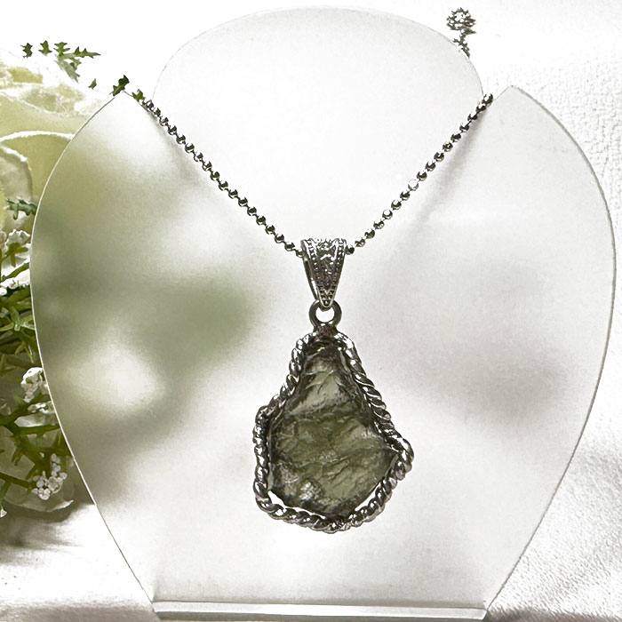 【宇宙由来のパワーストーン20％OFF】モルダバイト ペンダントトップ【鑑別書付き】天然石 パワーストーン【ポーチ付き 送料無料】【モルダバイト専門店 ペンダント ネックレス SV925 シルバー アクセサリー風水 お守り】