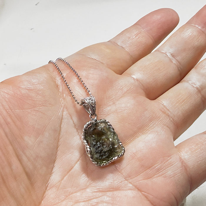 【宇宙由来のパワーストーン20％OFF】モルダバイト ペンダントトップ【鑑別書付き】天然石 パワーストーン【ポーチ付き 送料無料】【モルダバイト専門店 ペンダント ネックレス SV925 シルバー アクセサリー風水 お守り】