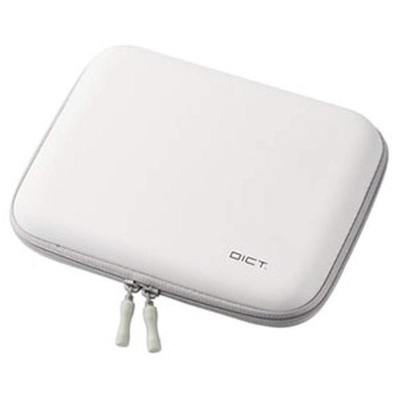 ELECOM 電子辞書ケース 《DICT.》 セミハードタイプ 音声機能付電子辞書向け ホワイト DJC-006LWH音声機能付き電子辞書に最適な、イヤホンを収納できるEVA素材セミハードタイプの電子辞書ケースです。イヤホンを本体に装着したまま収納できるポケットが付いています。左右2ヶ所のコードホールで、どちらにイヤホンが付いていても収納可能です。また、タッチペンも収納できます。メディアカードやちょっとしたメモなどを収納できるインナーポケットが付いています。付属の粘着シートで、電子辞書本体をケースにしっかりと固定できます。両面テープとは違い、電子辞書本体を汚すこともなく、繰り返し貼り直すことも可能です。ケース表面には汚れにくいポリウレタン素材を使用しています。