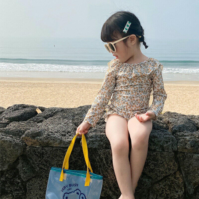 商品説明 商品紹介 キッズ水着 紫外線からお肌を守る！ママも安心でHAPPY 　オシャレに紫外線対策★ 　お子様のデリケートな素肌を 　日焼けからばっちりガード◎ 今しか着られないものを！かわいいプリント柄☆ 　この可愛さはキッズだからこそ！ 　パッと目立ってお友達にも自慢 　しちゃえる・プリントデザイン☆ キュートな水着で素敵な思い出を残そう！ SNS映え間違いなし！！ いいね！がいっぱい 可愛いわが子のキラキラショット☆ 子供といっても、女の子！ 女の子に年齢は関係ありません ですから、お子様が気に入るような、可愛いデザインに仕上げております☆ そして、成長が早い時期なので、出来る限りリーズナブルに。 サイズも取り揃えておりますので、ご安心ください 素材 ポリエステル サイズ 90cm:着丈40cm,バスト23.5cm 100cm:着丈44cm,バスト25cm 110cm:着丈48cm,バスト26.5cm 120cm:着丈52cm,バスト28cm 130cm:着丈56cm,バスト30.5cm 140cm:着丈60cm,バスト31cm ※平置き採寸になります。実際のサイズとは+-1~3cm誤差が出る場合がございますので、参考サイズとしてご覧ください。 生産国 中国 注意書き ※輸入品のため、日本語取扱説明書等は付属していません。 ※商品写真は、できる限り現品を再現するように画像処理などの補正を行っておりますが、ご利用のモニターや環境により差異が生じます。予めご了承ください。 ※生地の特性上、多少ニオイがある場合がございますが、日陰干しで数日干していただくか、あるいは数回ご使用していただく間に、 ニオイは気にならなくなります。 ※上記の数値は、実測によるものです。多少の誤差はご容赦ください。 ※仕様は予告なく変更される場合があります。（ご使用に差し支えない程度） その他 ・ご注文後、5営業日以内に配送手続きをいたします。配送作業完了後、5〜9日程度でのお届けとなります。（詳しい納期情報が商品ページにてご確認ください） ・当店でご購入された商品は、原則として、「個人輸入」としての取り扱いになり、中国からお客様のもとへ直送されます。・通関時に関税・輸入消費税が課税される可能性があります。・課税額はご注文時には確定しておらず、通関時に確定しますので、商品の受け取り時に着払いでお支払いください。詳細はこちらご確認下さい。・個人輸入される商品は、全てご注文者自身の「個人使用・個人消費（日本に居住する者に寄贈される物で、当該寄贈を受ける者の個人的な使用に供される場合を含みます。）」が前提となります。第三者への譲渡・転売が法令で禁止されるもの（医薬品、医薬部外品、化粧品等を含みますが、これに限られません。）もございますのでご注意下さい。・一部商品は国内の提携先倉庫から配送されます。・国内配送の商品は国内でのお買い物と同じく消費税が発生いたします。関税はかかりません。商品説明 商品紹介 キッズ水着 紫外線からお肌を守る！ママも安心でHAPPY 　オシャレに紫外線対策★ 　お子様のデリケートな素肌を 　日焼けからばっちりガード◎ 今しか着られないものを！かわいいプリント柄☆ 　この可愛さはキッズだからこそ！ 　パッと目立ってお友達にも自慢 　しちゃえる・プリントデザイン☆ キュートな水着で素敵な思い出を残そう！ SNS映え間違いなし！！ いいね！がいっぱい 可愛いわが子のキラキラショット☆ 子供といっても、女の子！ 女の子に年齢は関係ありません ですから、お子様が気に入るような、可愛いデザインに仕上げております☆ そして、成長が早い時期なので、出来る限りリーズナブルに。 サイズも取り揃えておりますので、ご安心ください 素材 ポリエステル サイズ 90cm:着丈40cm,バスト23.5cm 100cm:着丈44cm,バスト25cm 110cm:着丈48cm,バスト26.5cm 120cm:着丈52cm,バスト28cm 130cm:着丈56cm,バスト30.5cm 140cm:着丈60cm,バスト31cm ※平置き採寸になります。実際のサイズとは+-1~3cm誤差が出る場合がございますので、参考サイズとしてご覧ください。 生産国 中国 注意書き ※輸入品のため、日本語取扱説明書等は付属していません。 ※商品写真は、できる限り現品を再現するように画像処理などの補正を行っておりますが、ご利用のモニターや環境により差異が生じます。予めご了承ください。 ※生地の特性上、多少ニオイがある場合がございますが、日陰干しで数日干していただくか、あるいは数回ご使用していただく間に、 ニオイは気にならなくなります。 ※上記の数値は、実測によるものです。多少の誤差はご容赦ください。 ※仕様は予告なく変更される場合があります。（ご使用に差し支えない程度） その他 ・ご注文後、5営業日以内に配送手続きをいたします。配送作業完了後、5〜9日程度でのお届けとなります。（詳しい納期情報が商品ページにてご確認ください） ・当店でご購入された商品は、原則として、「個人輸入」としての取り扱いになり、中国からお客様のもとへ直送されます。・通関時に関税・輸入消費税が課税される可能性があります。・課税額はご注文時には確定しておらず、通関時に確定しますので、商品の受け取り時に着払いでお支払いください。詳細はこちらご確認下さい。・個人輸入される商品は、全てご注文者自身の「個人使用・個人消費（日本に居住する者に寄贈される物で、当該寄贈を受ける者の個人的な使用に供される場合を含みます。）」が前提となります。第三者への譲渡・転売が法令で禁止されるもの（医薬品、医薬部外品、化粧品等を含みますが、これに限られません。）もございますのでご注意下さい。・一部商品は国内の提携先倉庫から配送されます。・国内配送の商品は国内でのお買い物と同じく消費税が発生いたします。関税はかかりません。