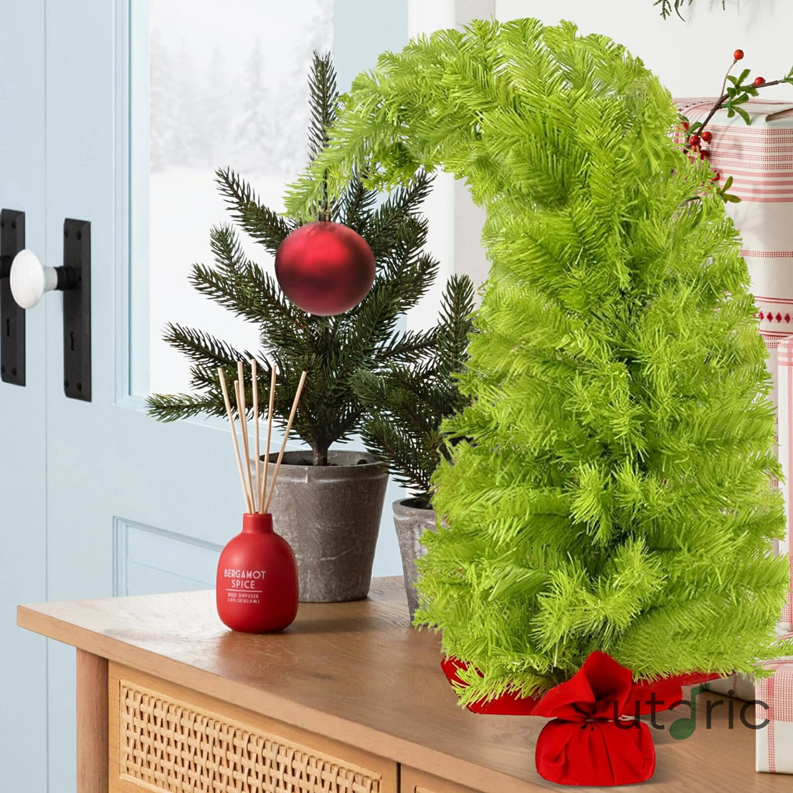 2フィート クリスマスツリー、風変わりな曲げられるホリデーツリー ボールオーナメント付き、人工グリ..