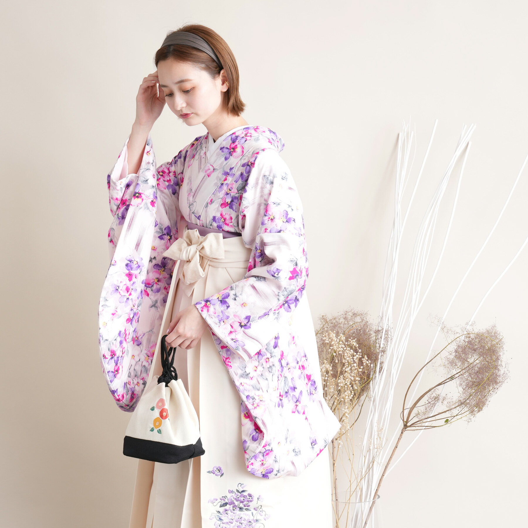 【レンタル】【JILL STUART ジルスチュアート 袴 17点セット 日本製 白地にピンクとラベンダーの花】二尺袖着物 はかま フルセット 卒業式 大学生 専門学生 レディース 女性 袴91-99cm(身長153-170cm)足袋プレゼント 重ね衿縫い付済 往復送料無料