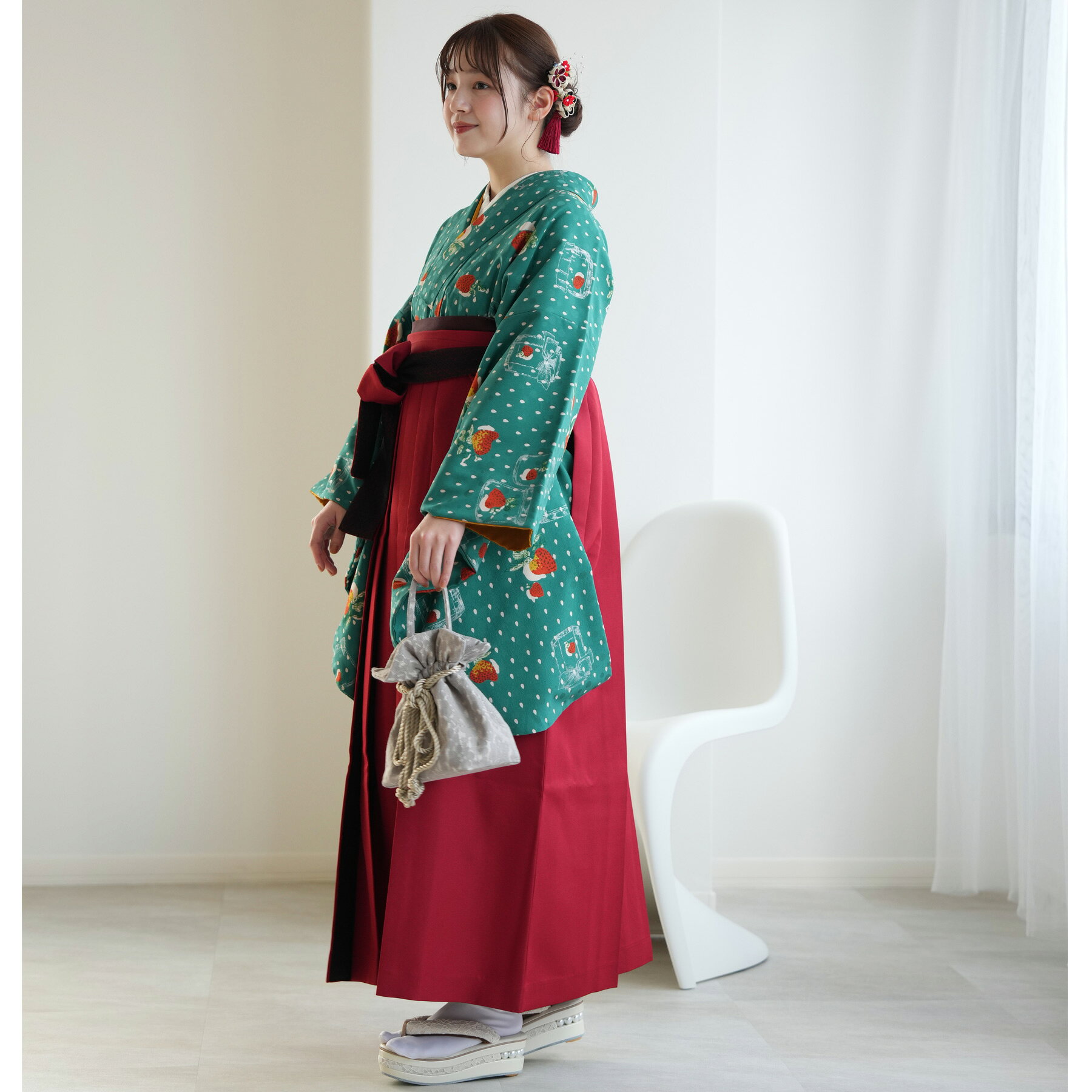 【レンタル】【モダンアンテナ 袴 17点セット 日本製 グリーンに赤い苺ティアドロップ】二尺袖着物 はかま フルセット 卒業式 大学生 専門学生 レディース 女性 袴91-99cm（身長153-170cm）足袋プレゼント 重ね衿縫い付済 往復送料無料
