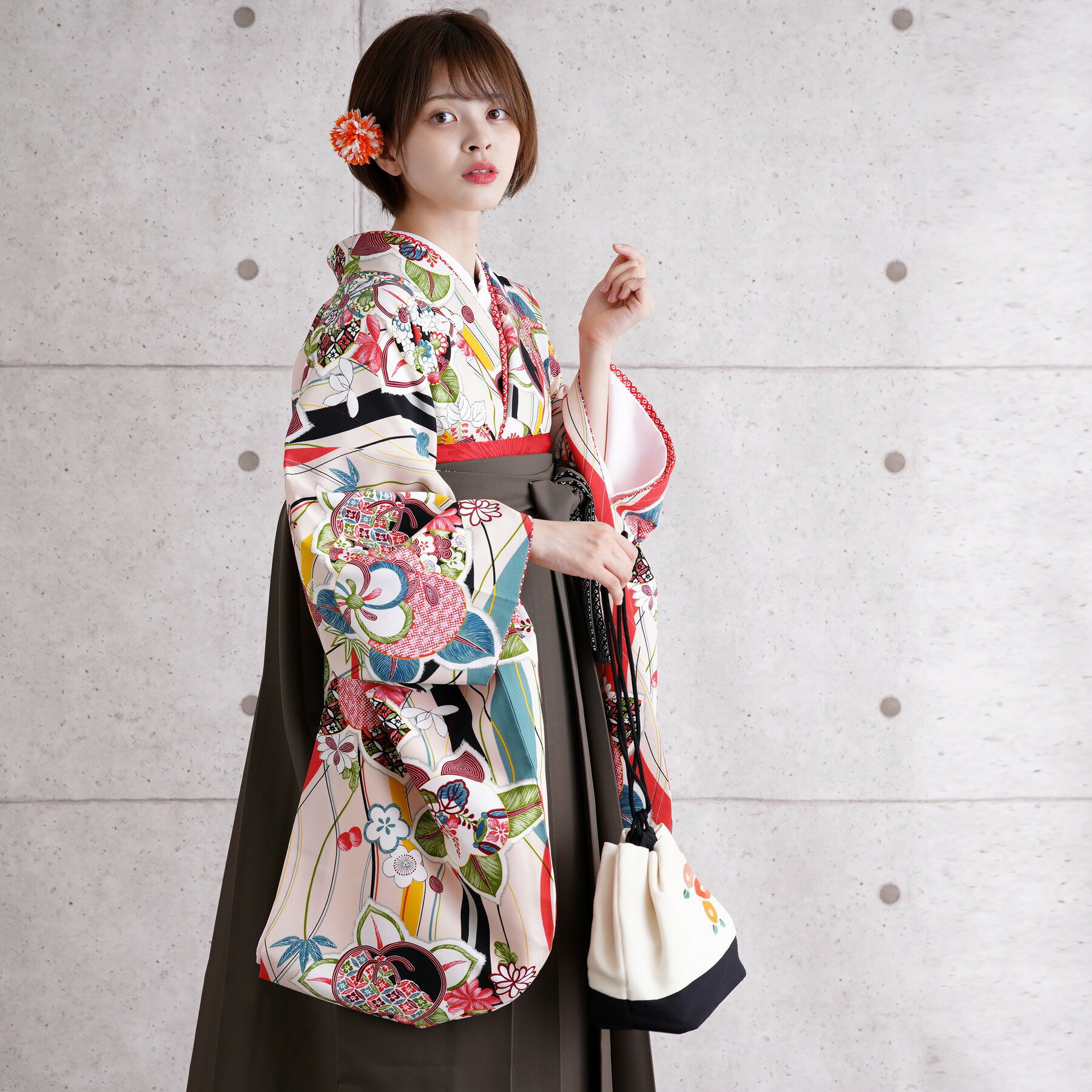 【レンタル】【九重 袴 17点セット 日本製 ミルクベージュによろけ花】二尺袖着物 はかま フルセット 卒業式 大学生 専門学生 レディース 女性 袴91-99cm(身長153-170cm)足袋プレゼント 重ね衿縫い付済 往復送料無料