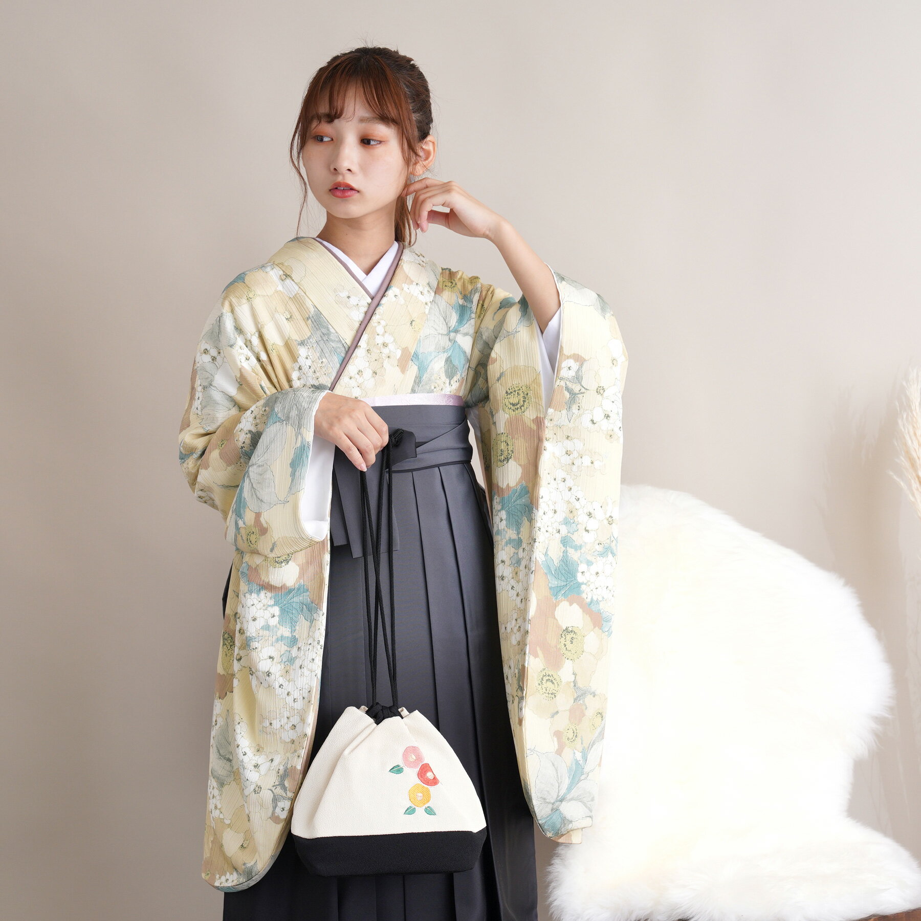 【レンタル】【utatane 袴 17点セット 国内染色 日本製生地　レトロイエローに絵画調の花々】二尺袖着物 はかま フルセット 卒業式 大学生 専門学生 レディース 女性 袴91cm（身長153-158cm）ブーツ着用時165cmまで 足袋プレゼント 重ね衿縫い付済 往復送料無料