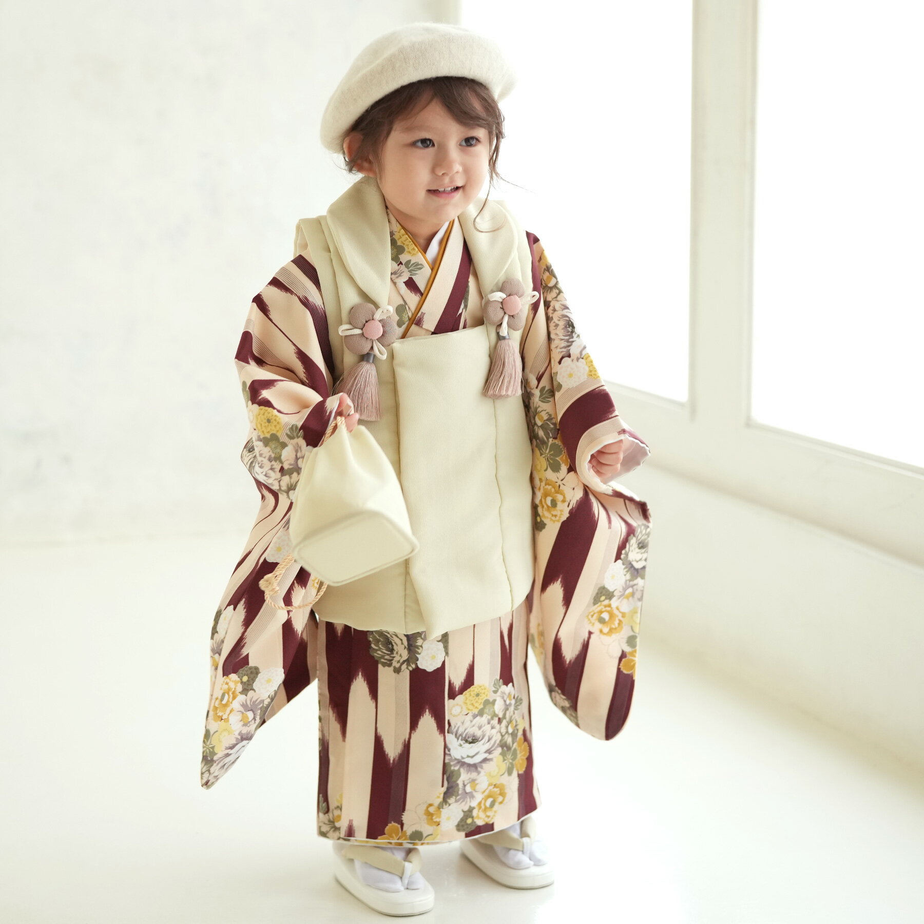 【レンタル】七五三セット ニコアンティーク 七五三 3歳 フルセット 花 被布セット オフ白系 子供 ベージュ えんじ えんじの矢絣と花輪 タッセル ちりめん ...