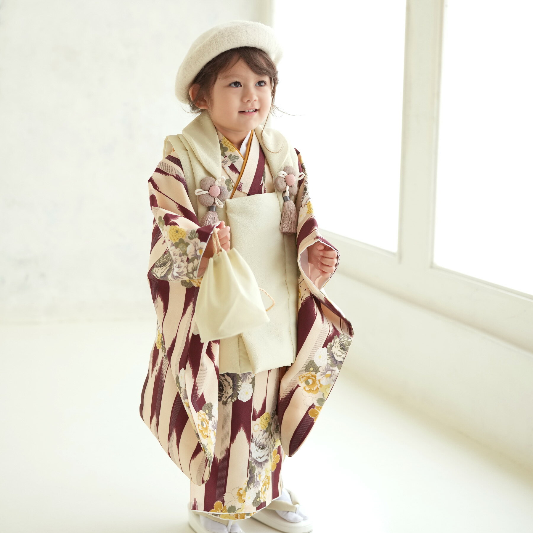 【レンタル】七五三セット ニコアンティーク 七五三 3歳 フルセット 花 被布セット オフ白系 子供 ベージュ えんじ えんじの矢絣と花輪 タッセル ちりめん 三歳 三才 女の子 着物 被布 長襦袢 腰紐 巾着 草履 足袋 ベレー帽 祝着 三 往復送料無料 88cm-105cm前後 2