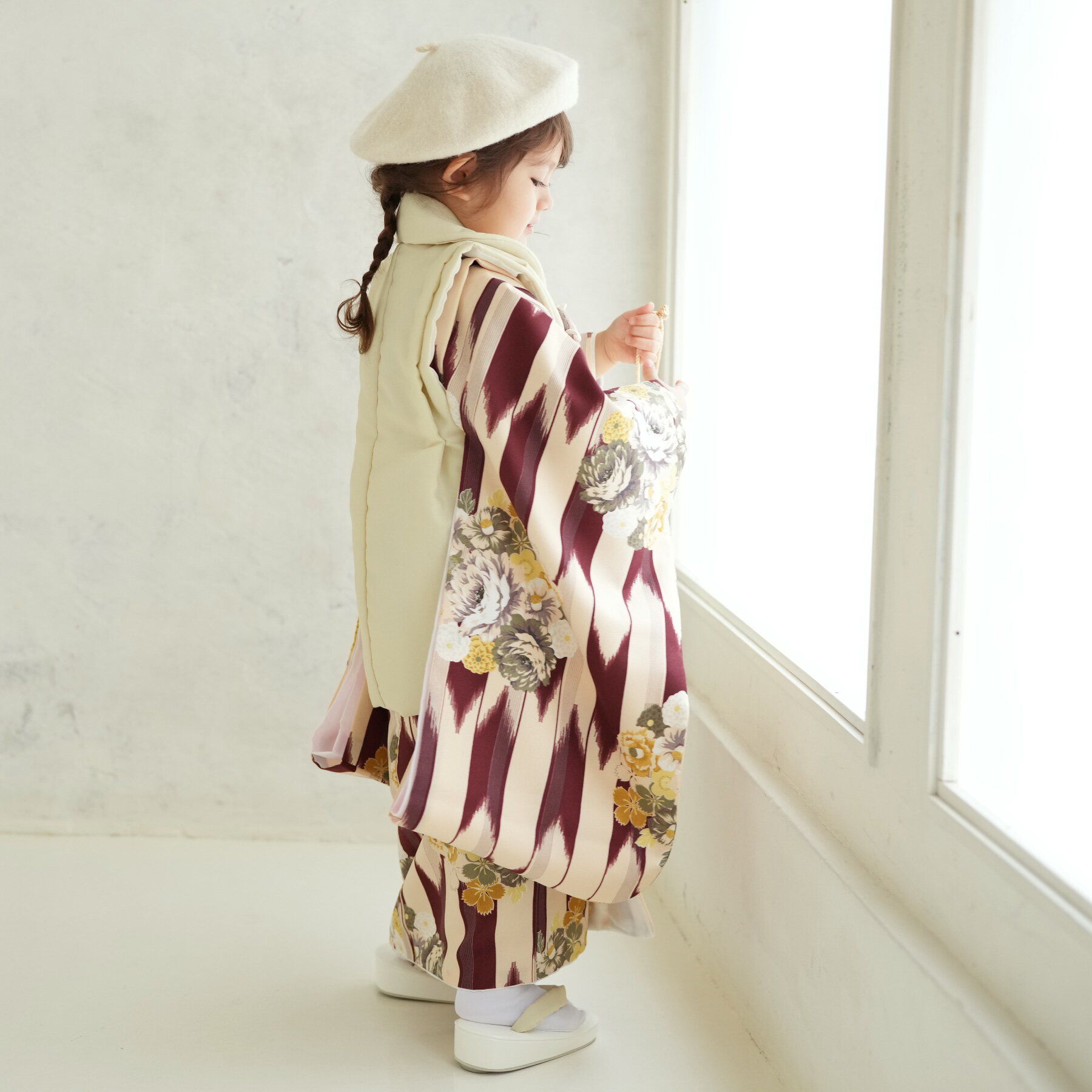 【レンタル】七五三セット ニコアンティーク 七五三 3歳 フルセット 花 被布セット オフ白系 子供 ベージュ えんじ えんじの矢絣と花輪 タッセル ちりめん 三歳 三才 女の子 着物 被布 長襦袢 腰紐 巾着 草履 足袋 ベレー帽 祝着 三 往復送料無料 88cm-105cm前後 3