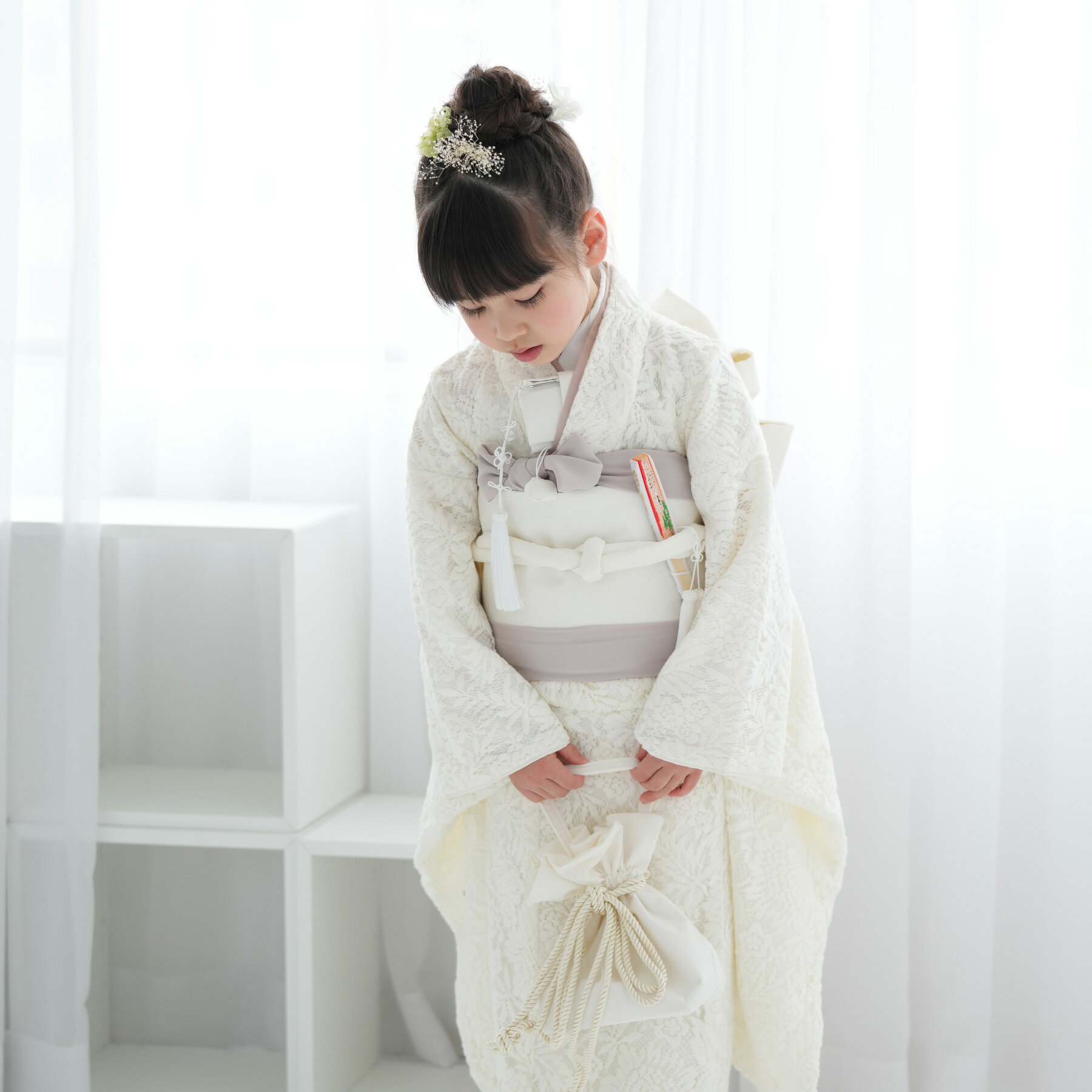 [商品画像について] ※商品画像はできる限り実物を再現するよう心掛けておりますが、お客様のモニターや閲覧環境によって大きく色味が異なる場合があります。 [商品在庫について] ※商品在庫は他店舗販売と共有しているため、更新のタイミングにより在庫切れの場合はやむをえずキャンセルさせていただく可能性があります。【utataneきもの宅配レンタルについてのご案内】お申し込み前に必ずお読みくださいませ。 ■ Description utataneオリジナル七五三7歳女の子用着物レンタル商品です。【セット内容】着物（重ね衿縫い付け済み）・作り帯・長襦袢（半衿縫い付け済み）・箱迫(はこせこ)・ビラ簪(かんざし)・扇子・帯締め・帯揚げ・志古貴(しごき)・バッグ・草履腰ひも3本・伊達締め・前板・コーリンベルト・マジックベルト・ウエストベルト・足袋（新品プレゼント）※髪飾りは付属いたしません。モデル着用のものは撮影用備品となります。※半衿、重ね衿は直ぐに着付けが出来るよう縫い付け済みです。※商品に腰上げはしておりません。※お客様ご自身で補整用の薄手のタオルを3-5枚ご用意くださいませ。※生地の裁断位置により柄の出方が変わる場合がございます。ご了承くださいませ。 --------------【 配送種別 】-------------- 往復送料無料（一部地域は別途差額送料）宅配便のみ ---------------【 ご注意 】--------------- こちらはレンタル商品となります。 レンタル状況により、ご希望日での レンタルができない場合もございます。 ご注文をいただきました翌営業日に、 当店よりレンタル確定のメールをお送りさせていただきます。 その時点でレンタル契約確定とさせていただきます。 ■ Detail [ カラー ] 白系 [ 素材 ] 着物表地：綿60％　ナイロン40％着物裏地、長襦袢：ポリエステル100％帯、バッグ、草履鼻緒：ポリエステル100％草履台：合成皮革足袋：ポリエステル100％ [ 適応サイズ ] 120cm-135cm前後 [ 実寸サイズ ] 着物：身丈 約135cm・裄丈 約60cm（約53cmに調整してあります）・袖丈 約75cm長襦袢：身丈 約102cm・裄丈 約58cm（約52cmに調整してあります）・袖丈 約75cmバッグ：底 約14cm×11cm・高さ 約22cm草履：全長 約21cm・横幅 約8cm・踵高さ 約4cm足袋：約19-20cm [ 原産国 ] 生地：日本縫製：中国 [ 品番 ] 1409606000 ------------------- ご注意ください ------------------- トラブル防止のため、レンタル商品は、 【代金引換不可】　【後払い決済不可】　【コンビニ受取不可】 です。 楽天市場のシステム上、ご注文時に選択肢が表示されますが その場合キャンセルとなりますので予めご了承ください。 This is a rental product and is not shipped overseas. ▼レンタル安心パックはこちらから▼