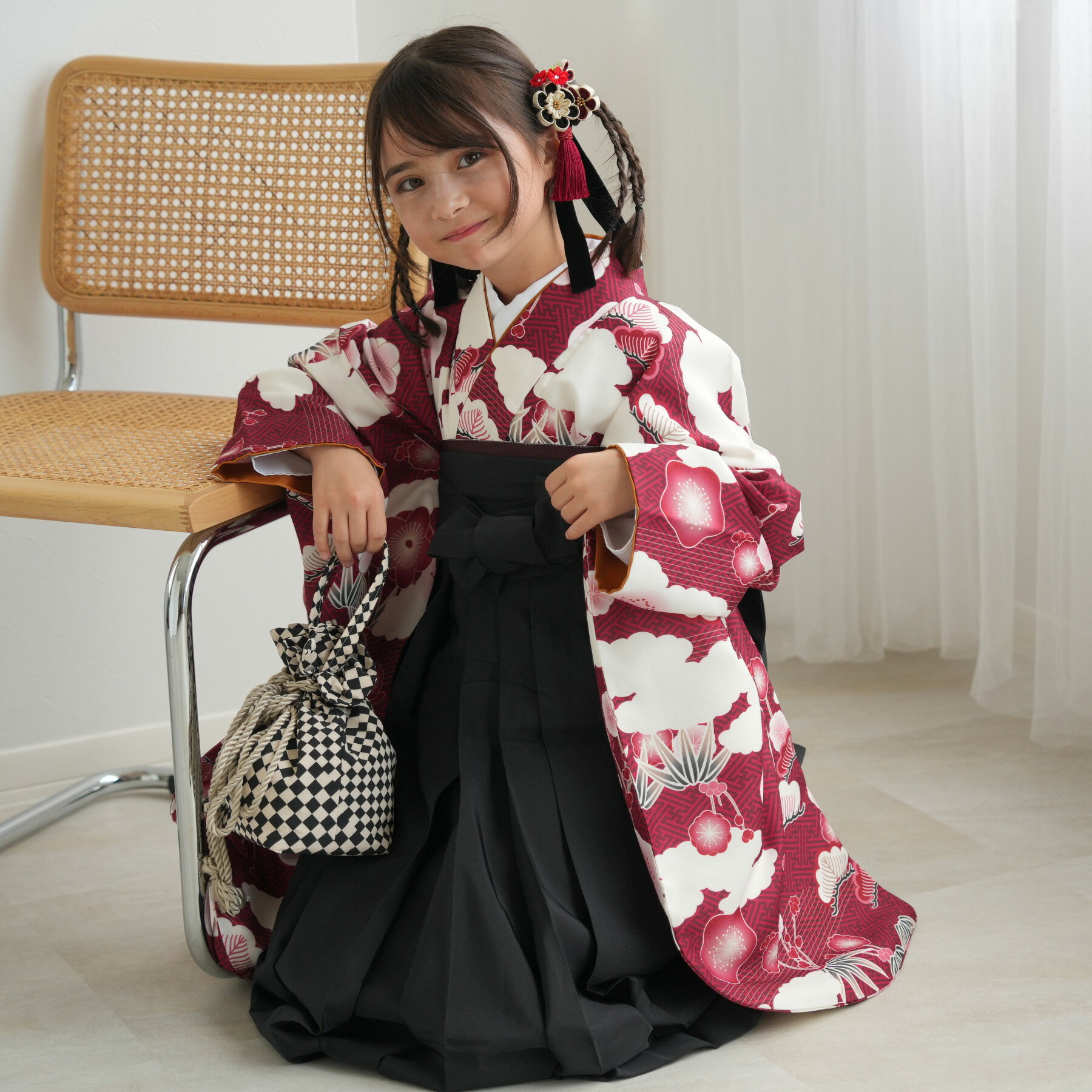 [商品画像について] ※商品画像はできる限り実物を再現するよう心掛けておりますが、お客様のモニターや閲覧環境によって大きく色味が異なる場合があります。 [商品在庫について] ※商品在庫は他店舗販売と共有しているため、更新のタイミングにより在庫切れの場合はやむをえずキャンセルさせていただく可能性があります。【utataneきもの宅配レンタルについてのご案内】お申し込み前に必ずお読みくださいませ。 ひよこ商店オリジナル二尺袖着物・袴のフルセットレンタル。 華やかな古典柄にシックなブラックの袴がポイント。 一際目を引く卒業式スタイルに。 小学校卒業式はもちろん、合うサイズがなかなか見つからない低身長女子さんの大学卒業式にもご着用いただけます。 ※着物の衿はバチ衿となっております。 バチ衿の着物を大人の方がご着用されても問題ございません。 【セット内容】 着物・袴・重ね襟（着物に縫い付済）・半巾帯・肌襦袢+長襦袢一体化インナー（白無地半襟付き）・前板・着付けベルト・ウエストベルト・腰ひも3本セット・伊達締め ・マジックベルト・衿芯 ※草履・バッグは付属いたしません。 ※お客様ご自身で補整用の薄手のタオルを3-5枚ご用意くださいませ。 ※生地の裁断位置により柄の出方が変わる場合がございます。ご了承くださいませ。 【 ご注意 】 こちらはレンタル商品となります。 レンタル状況により、ご希望日での レンタルができない場合もございます。 ご注文をいただきました翌営業日に、 当店よりレンタル確定のメールをお送りさせていただきます。 その時点でレンタル契約確定とさせていただきます。 【 素材 】 着物：ポリエステル100％ 裏地：ポリエステル100％ 袴：ポリエステル100％ 【 適応サイズ 】 袴83cm 適応身長約138-145cm 袴87cm 適応身長約145-152cm 【 実寸サイズ 】 着物：身丈 約103cm・袖丈 約76cm・裄丈 約66cm 袴：袴丈 約83cm・約87cm 【原産国】 中国 ------------------- ご注意ください ------------------- トラブル防止のため、レンタル商品は、 【代金引換不可】　【後払い決済不可】　【コンビニ受取不可】 です。 楽天市場のシステム上、ご注文時に選択肢が表示されますが その場合キャンセルとなりますので予めご了承ください。 This is a rental product and is not shipped overseas. ▼レンタル安心パックはこちらから▼