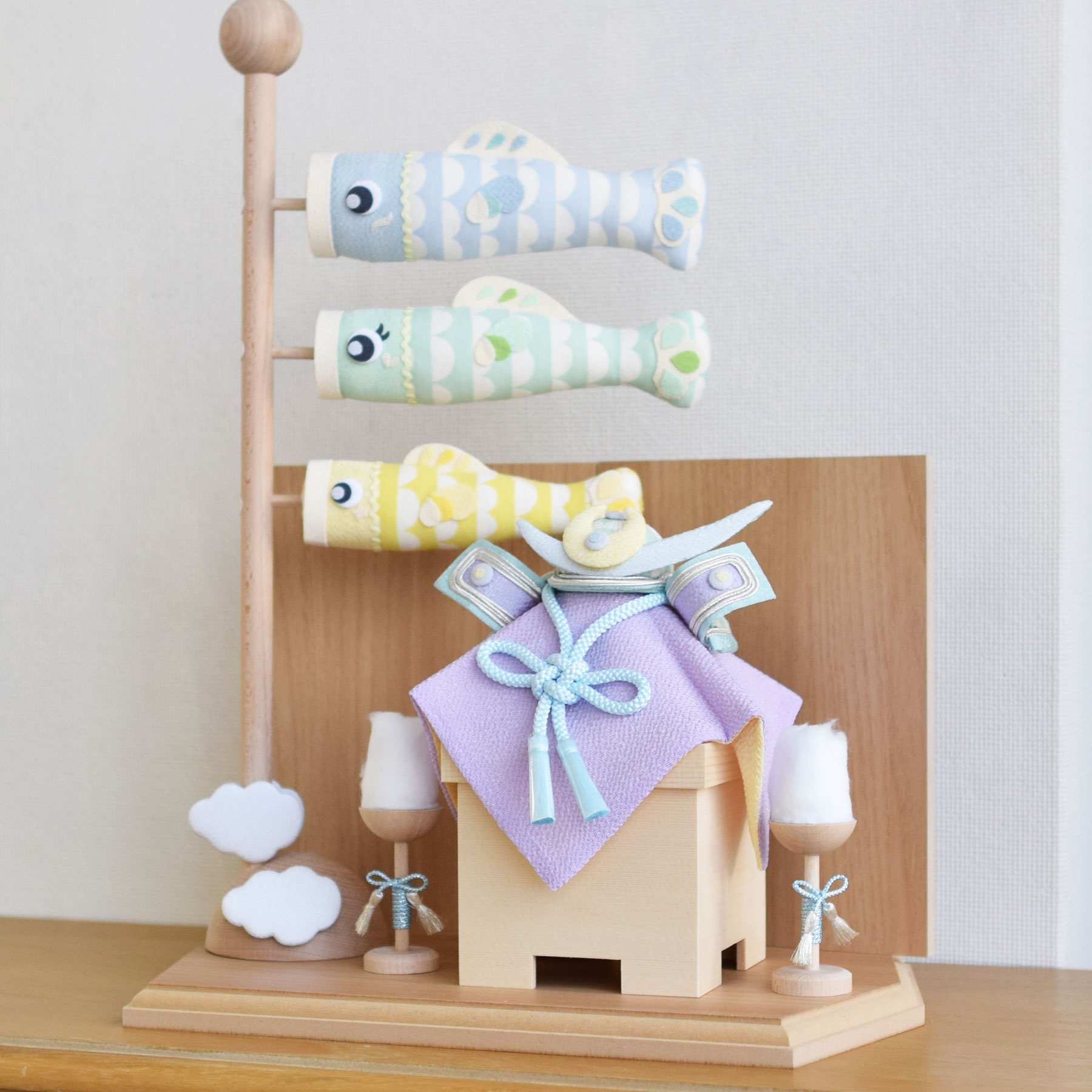 【五月人形 コンパクト 兜飾り・鯉のぼり・三宝・屏風・松明・敷板セット ラベンダー&レモンイエローリバーシブル】兜 モダン 5月人形 兜飾り こどもの日 インテ...