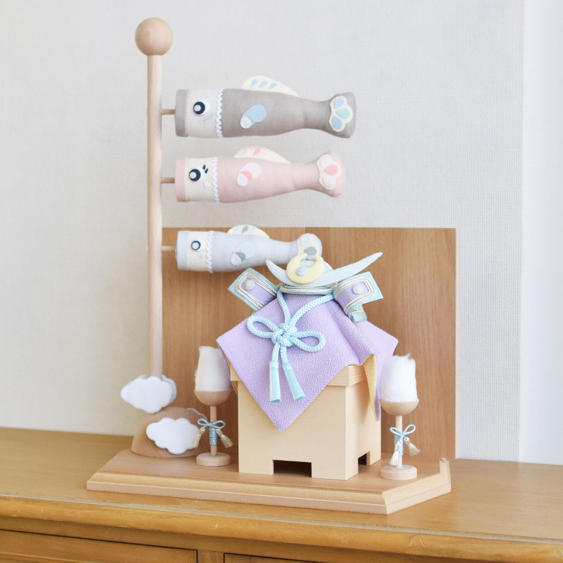 【五月人形 コンパクト 兜飾り・鯉のぼり・三宝・屏風・松明・敷板セット ラベンダー&レモンイエローリバーシブル】兜 モダン 5月人形 兜飾り こどもの日 インテ...