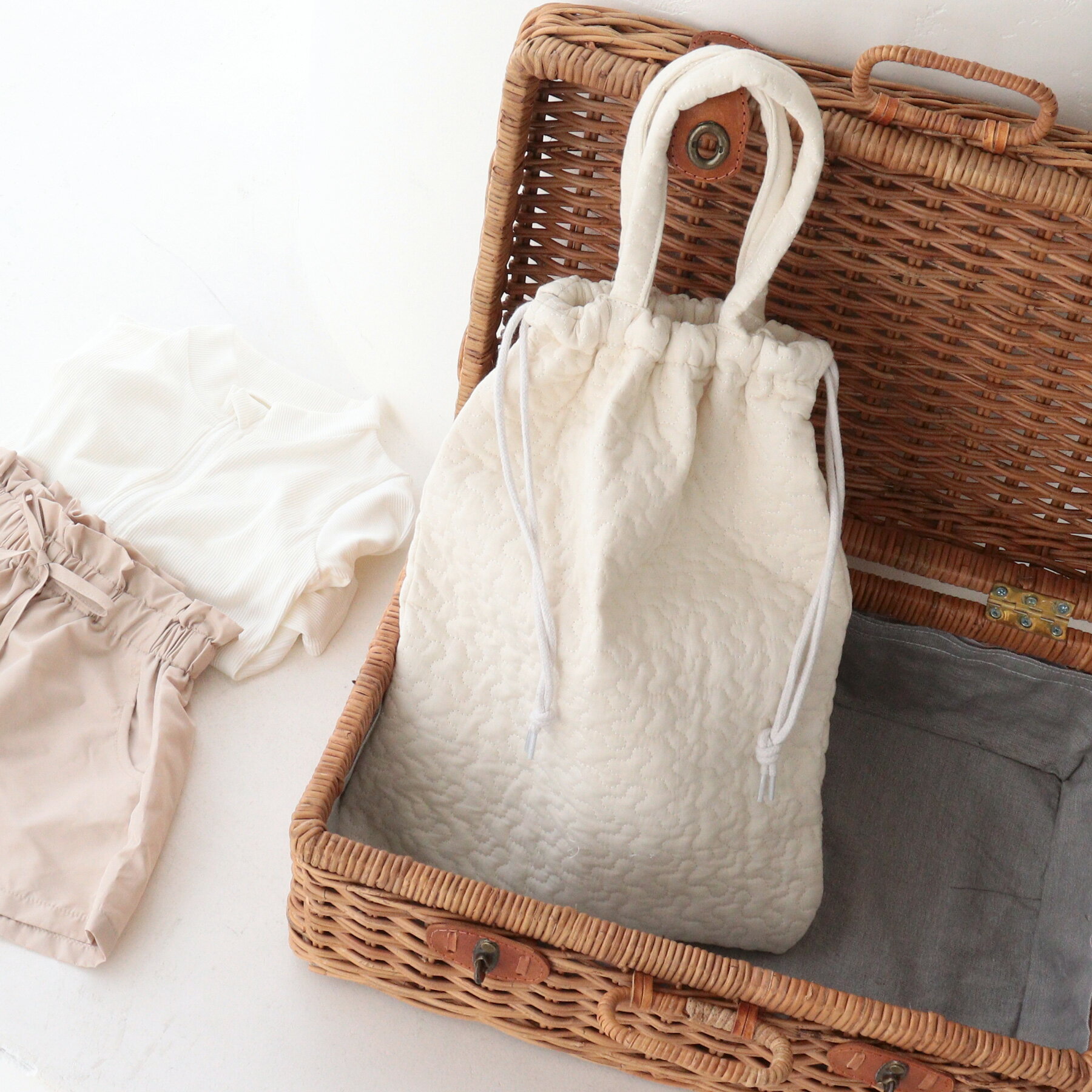 【50％OFF】給食袋 体操服入れ レッスンバッグ ヌビバッグ イブル 2Way巾着バッグ クラウド 体操服袋 雲 キルティング 幼稚園 保育園 持ち運び 畳める 小学校 中学校 入学 入園 新学期 ネームタグ 韓国 子供 準備 進級 スクールグッズ サブバッグ マザーバッグのサムネイル