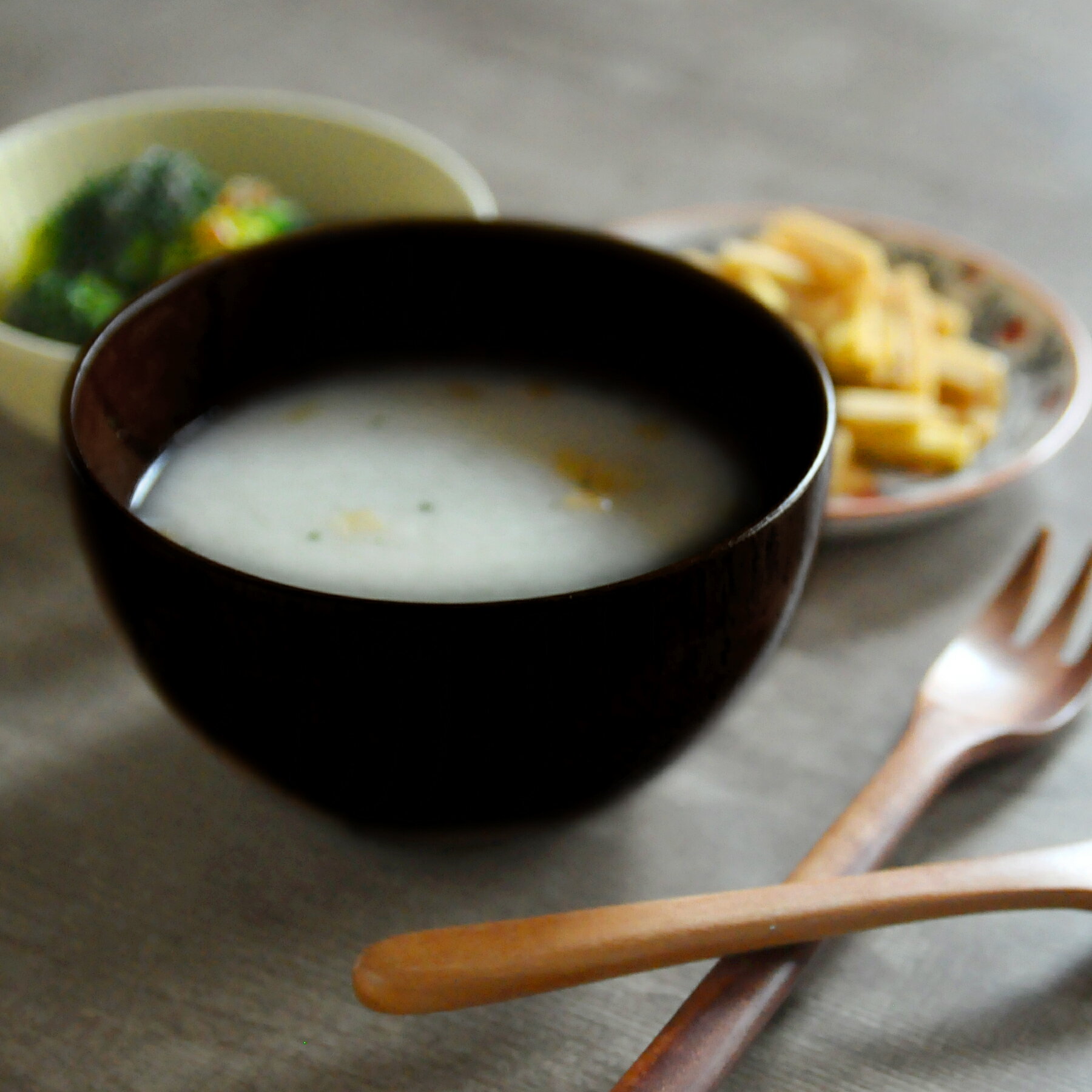 山下工芸 フリーボウル 焦げ茶 （中）食卓 インテリア 木製食器 ナチュラル カフェ 天然木 漆塗装 お椀 お茶碗 おもてなし サラダボウル おしゃれ 北欧 かわいい 新生活 引っ越し 和食器 洋食にも 定番 ウッド 味噌汁 スープボウル ブラウン 茶色