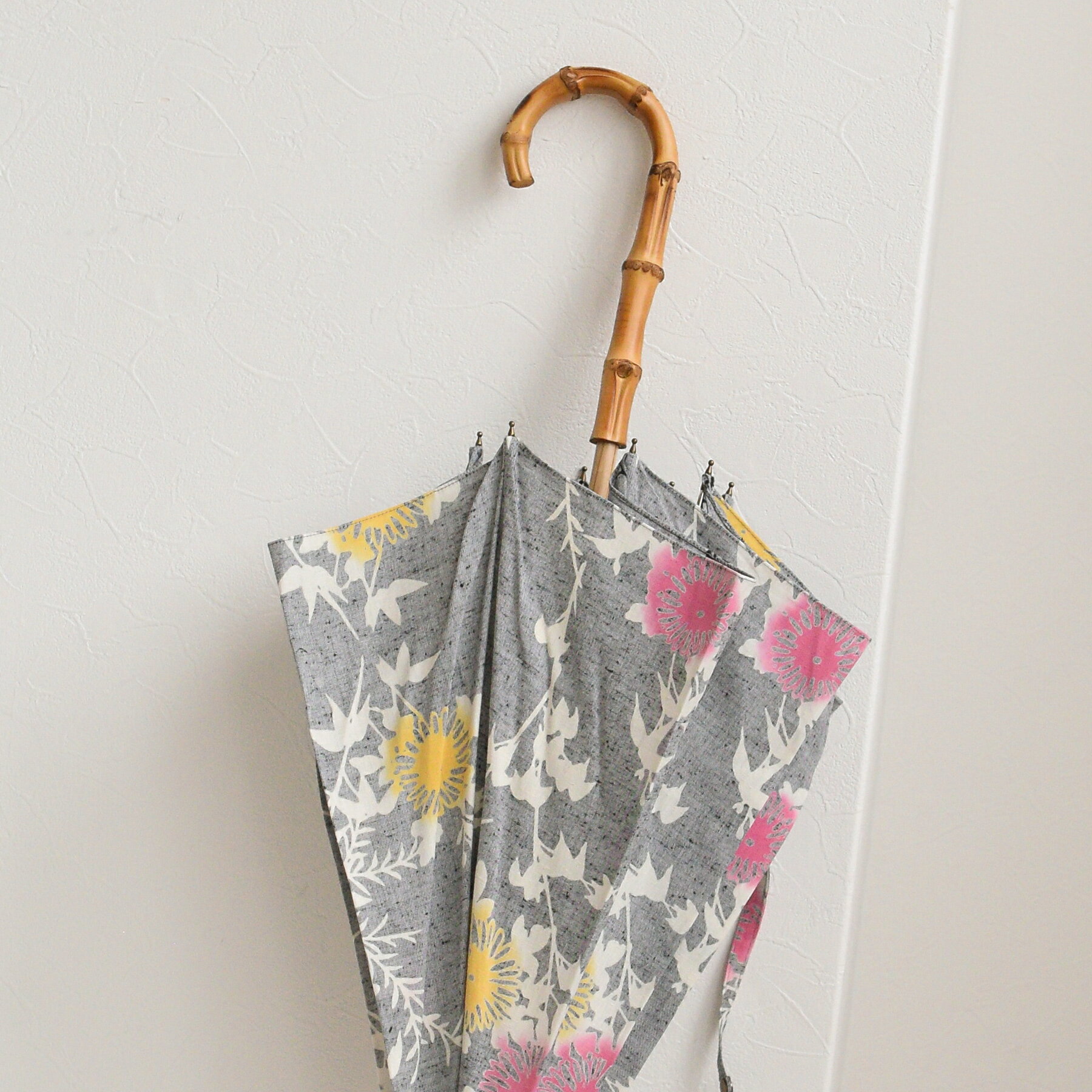 【10％OFF】【utatane×注染工房 日傘 長傘 50cm｜注染 バンブー 赤坂紬 上品グレーにピンクと黄色の小菊】日本製小幅生地使用｜大判｜長傘｜日傘｜樫棒｜寒竹曲がり｜特選｜注染 本染め｜にじみ 手染め ぼかし｜持ちやすい｜たたみやすい｜高見え [レディース]2026新作