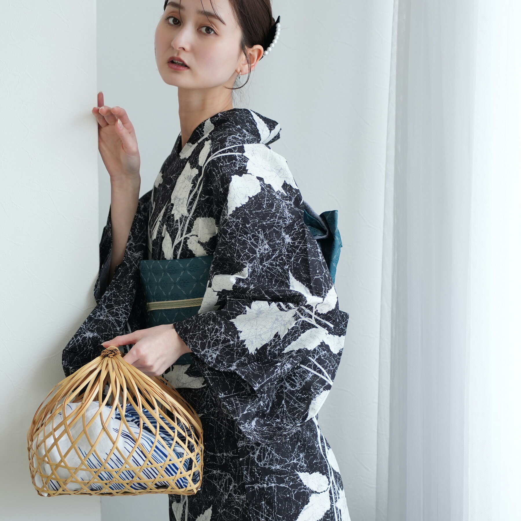 [商品画像について] ※商品画像はできる限り実物を再現するよう心掛けておりますが、お客様のモニターや閲覧環境によって大きく色味が異なる場合があります。 [商品在庫について] ※商品在庫は他店舗販売と共有しているため、更新のタイミングにより在庫切れの場合はやむをえずキャンセルさせていただく可能性があります。眠っていたアンティーク図案を、現代の感性で大胆に再構築。国内染色の鮮やかな色彩で個性際立つ、ニコアンティークの復刻デザイン浴衣単品。 セットの方がお得だけれど、今の私に必要なのはこの一着。帯や下駄をすでにお持ちの方や、自分だけのコーディネートを楽しみたい方の声にお応えして、人気柄の単品販売をご用意しました。 【セット内容】 浴衣　単品 ※上記以外のレースやオーガンジー飾り、帯締め等の小物類はセットに含まれません。 ※浴衣は生地の裁断の位置によって柄の出方が異なります。 【素材】 浴衣：綿100% 【適応サイズ】 フリーサイズ 適応身長 約155-165cm 【実寸サイズ】 浴衣：身丈 約165cm・袖丈 約49cm・裄丈 約67cm 【原産国】 浴衣：生地 日本 / 縫製 中国