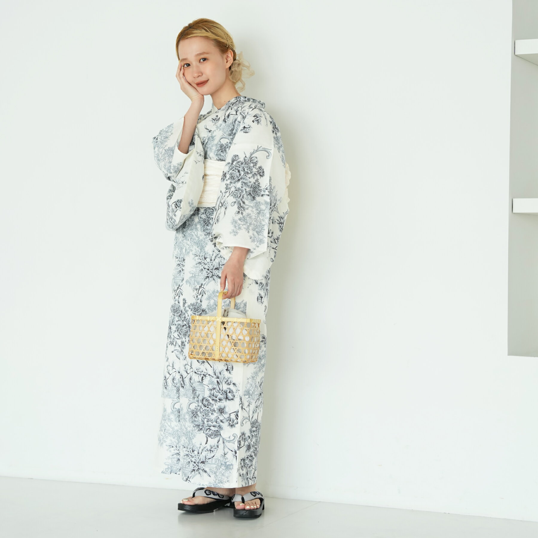 【85％OFF】【ニコアンティーク 高級変わり織 浴衣3点セット ストレンジローズのトワルドジュイ アイボリー】みんなと違う浴衣を着よう！個性派きものブランドNicoAntiqueの2024年新作 フリーサイズ 浴衣セット（ゆかた・帯・下駄）レトロ うたたね 国産生地 国内染色のサムネイル