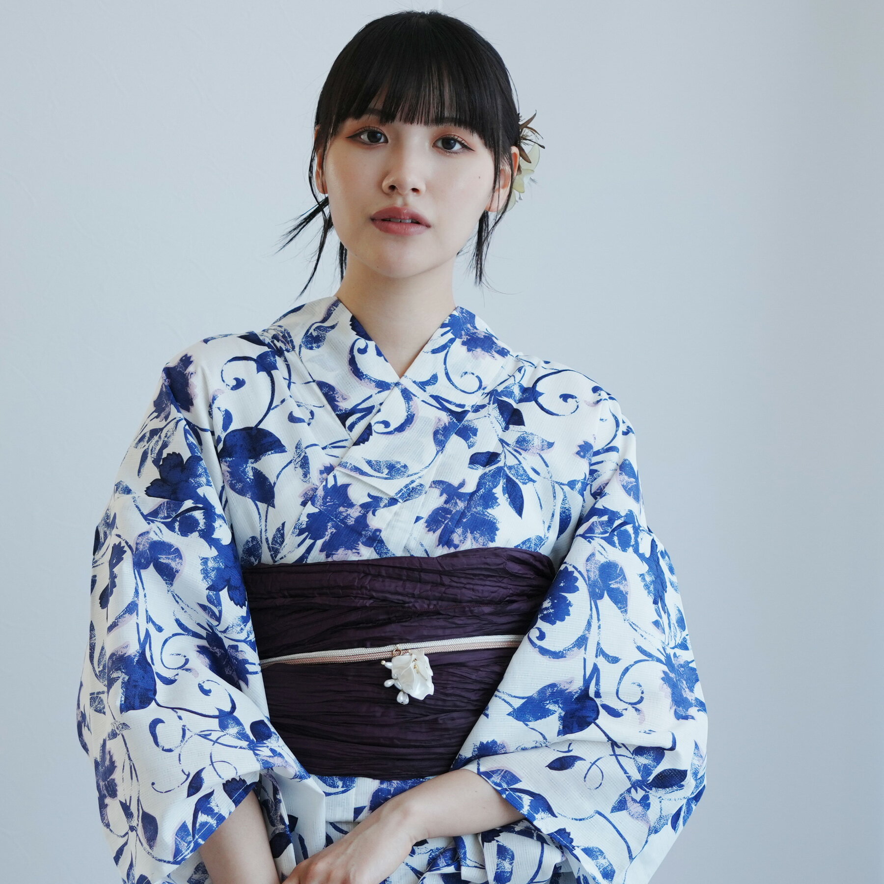 【高級変わり織 浴衣2点セット 白地にくすみネイビーの唐草小花】コットン100％ フリーサイズ 浴衣セッ..