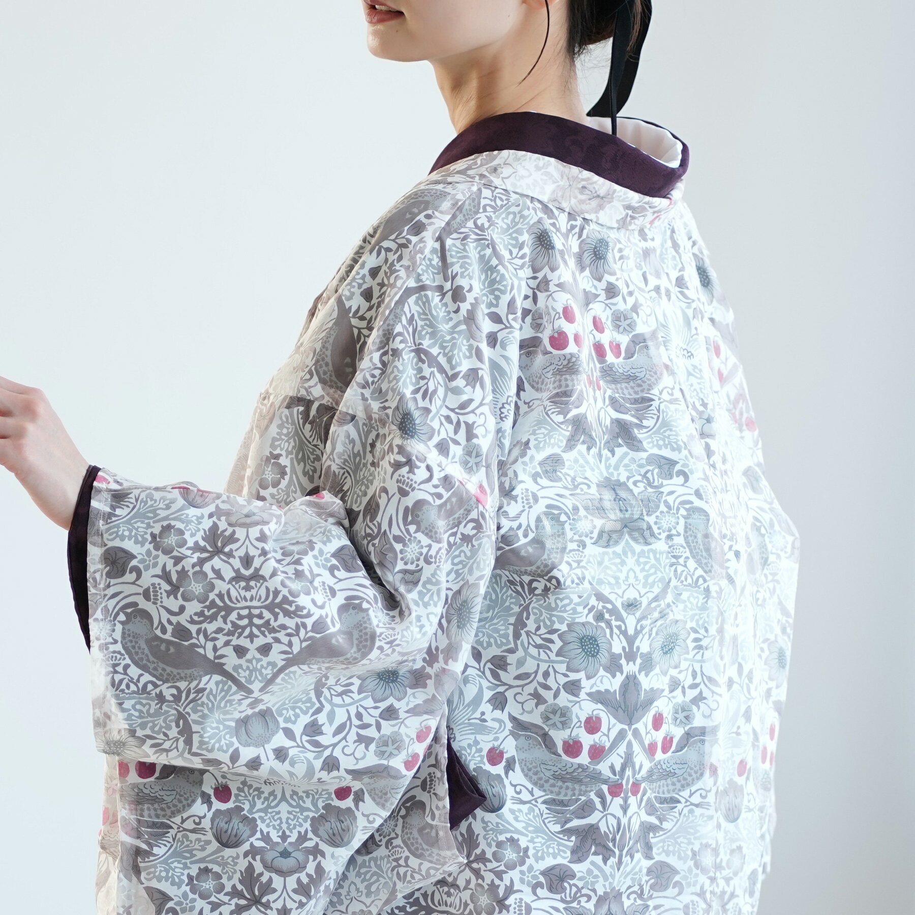 【ニコアンティーク 薄羽織 Fabric by BEST OF MORRIS ベスト・オブ・モリスStrawberry Thief(いちご泥棒)オパール加工 フォッグ】長羽織 羽織 着物 レディース 日本製 国産生地 透け感 フリーサイズ グレー 鳥 花 イチゴ泥棒 アウター カジュアル お洒落 春夏